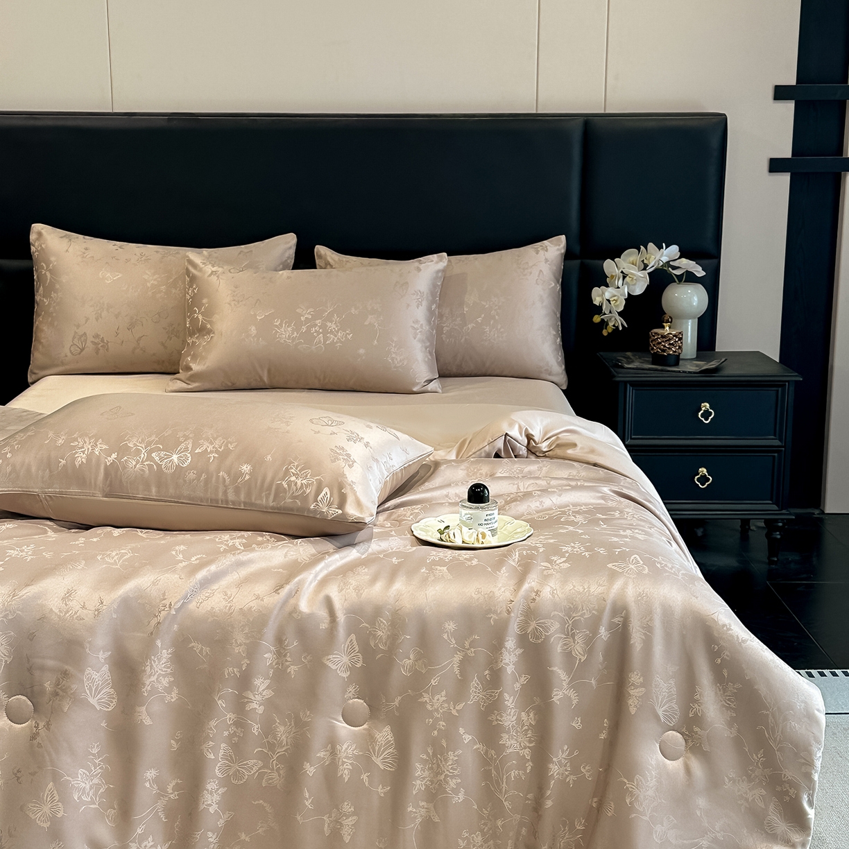 91家纺网 家纺一手货源 找家纺 顺兴家居 2026新款提花水洗真丝夏被空调被四件套 夏被雾中花影-香槟