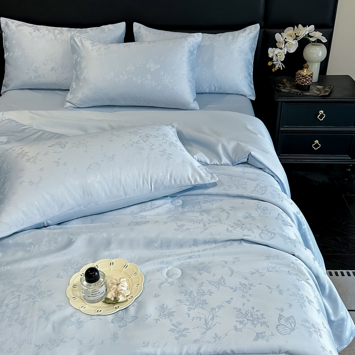 91家纺网 家纺一手货源 找家纺 顺兴家居 2026新款提花水洗真丝夏被空调被四件套 夏被雾中花影-天蓝