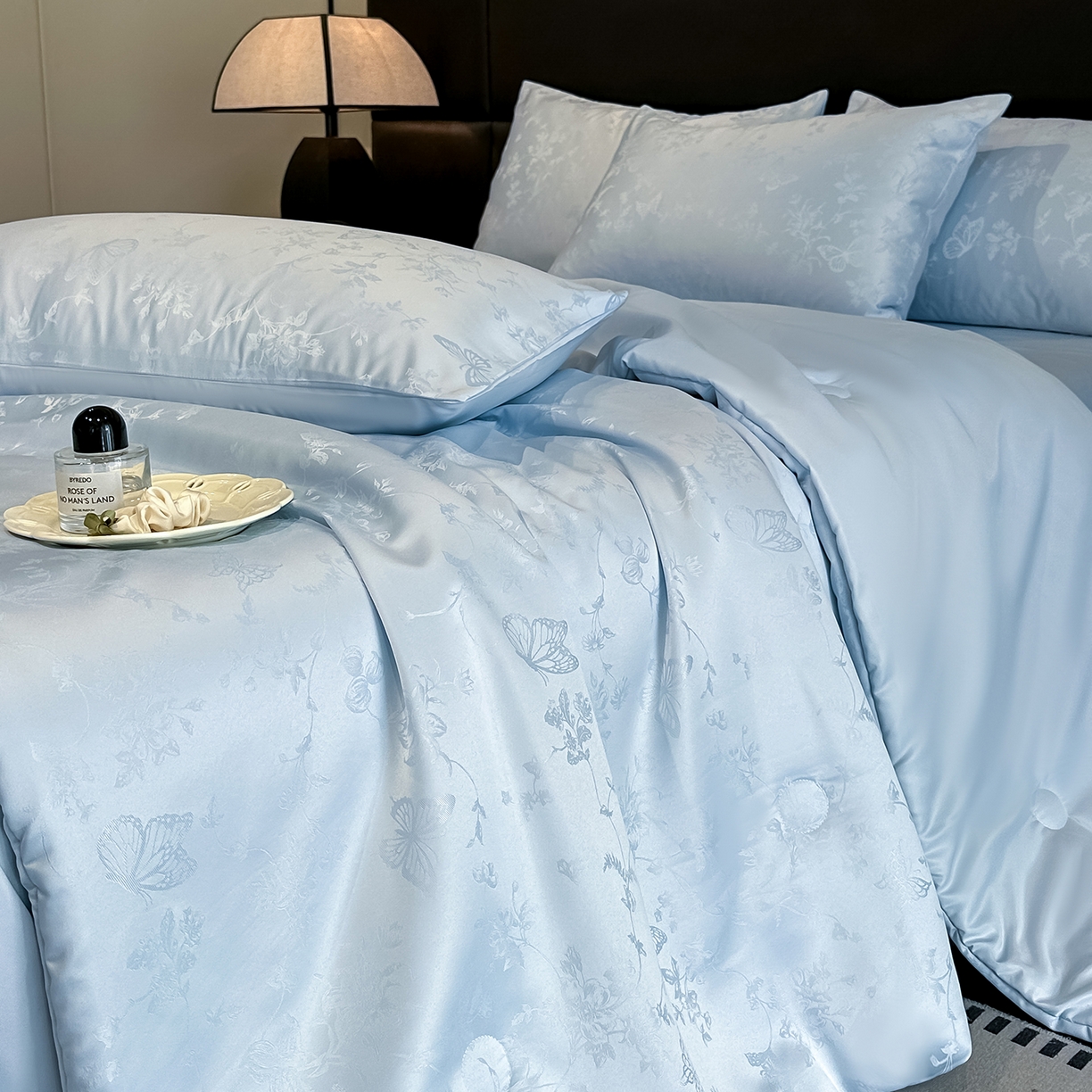 91家纺网 家纺一手货源 找家纺 顺兴家居 2026新款提花水洗真丝夏被空调被四件套 夏被雾中花影-天蓝