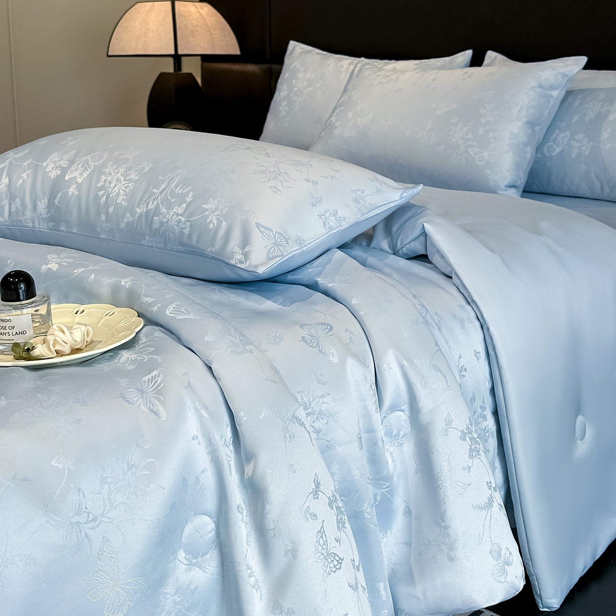 91家纺网 家纺一手货源 找家纺 顺兴家居 2026新款提花水洗真丝夏被空调被四件套 夏被雾中花影-天蓝