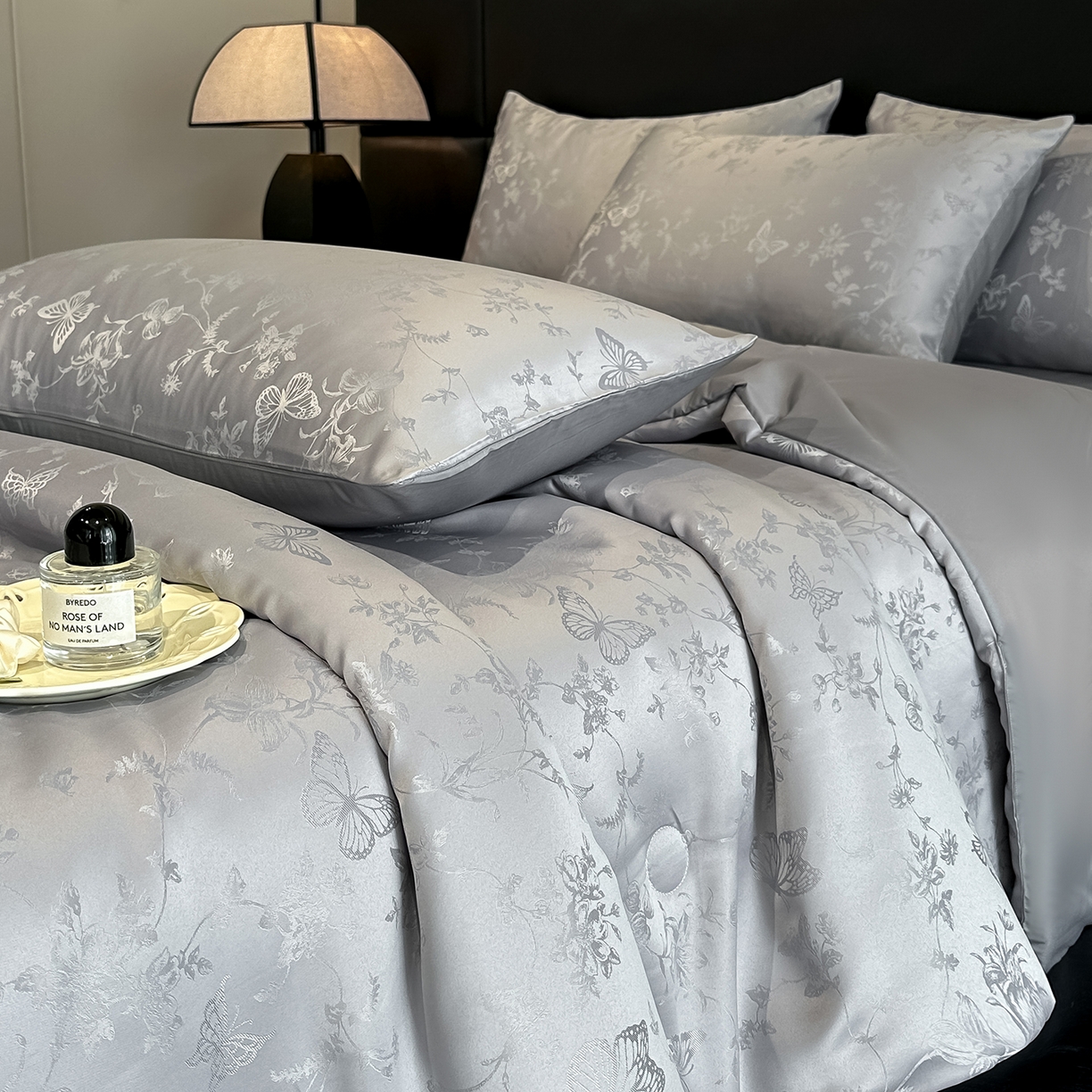 91家纺网 家纺一手货源 找家纺 顺兴家居 2026新款提花水洗真丝夏被空调被四件套 夏被雾中花影-浅灰