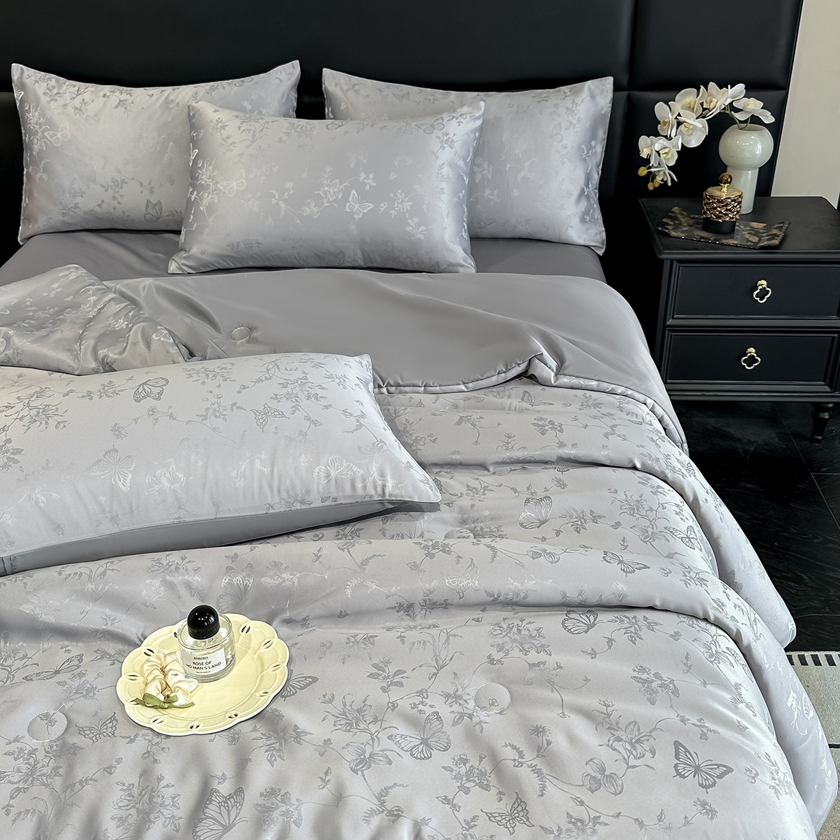 91家纺网 家纺一手货源 找家纺 顺兴家居 2026新款提花水洗真丝夏被空调被四件套 夏被雾中花影-浅灰