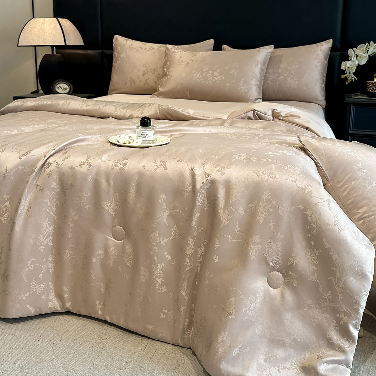 91家纺网 家纺一手货源 找家纺 顺兴家居 2026新款提花水洗真丝夏被空调被四件套 夏被雾中花影-香槟