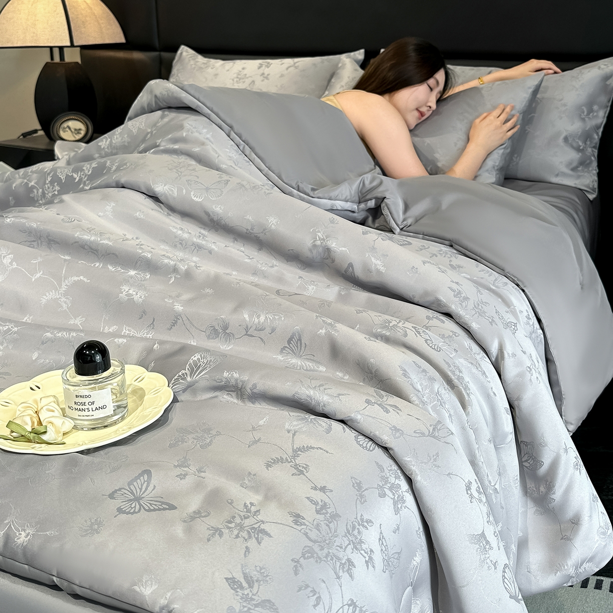 91家纺网 家纺一手货源 找家纺 顺兴家居 2026新款提花水洗真丝夏被空调被四件套 夏被雾中花影-浅灰