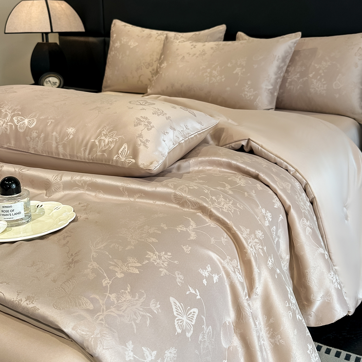 91家纺网 家纺一手货源 找家纺 顺兴家居 2026新款提花水洗真丝夏被空调被四件套 夏被雾中花影-香槟