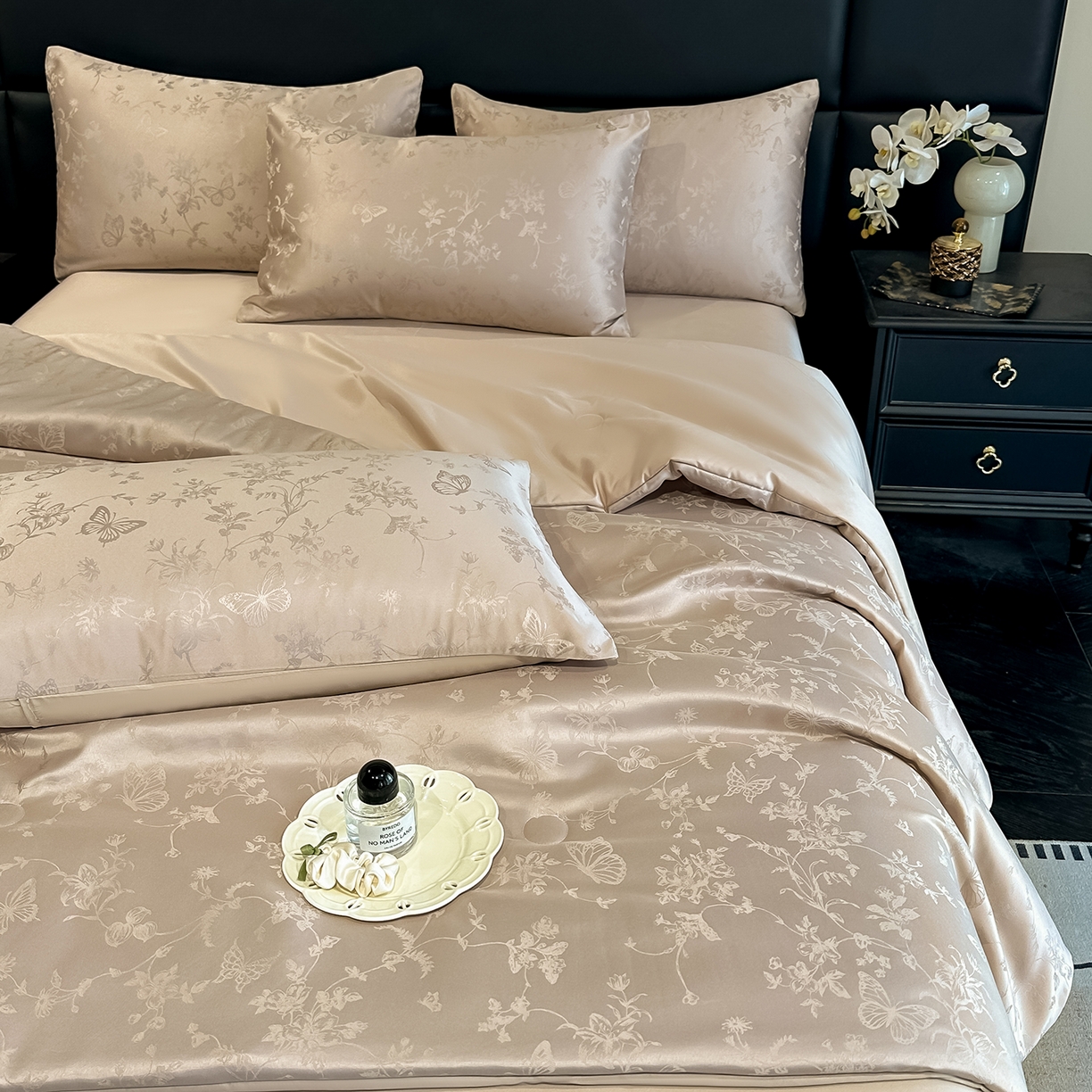 91家纺网 家纺一手货源 找家纺 顺兴家居 2026新款提花水洗真丝夏被空调被四件套 夏被雾中花影-香槟