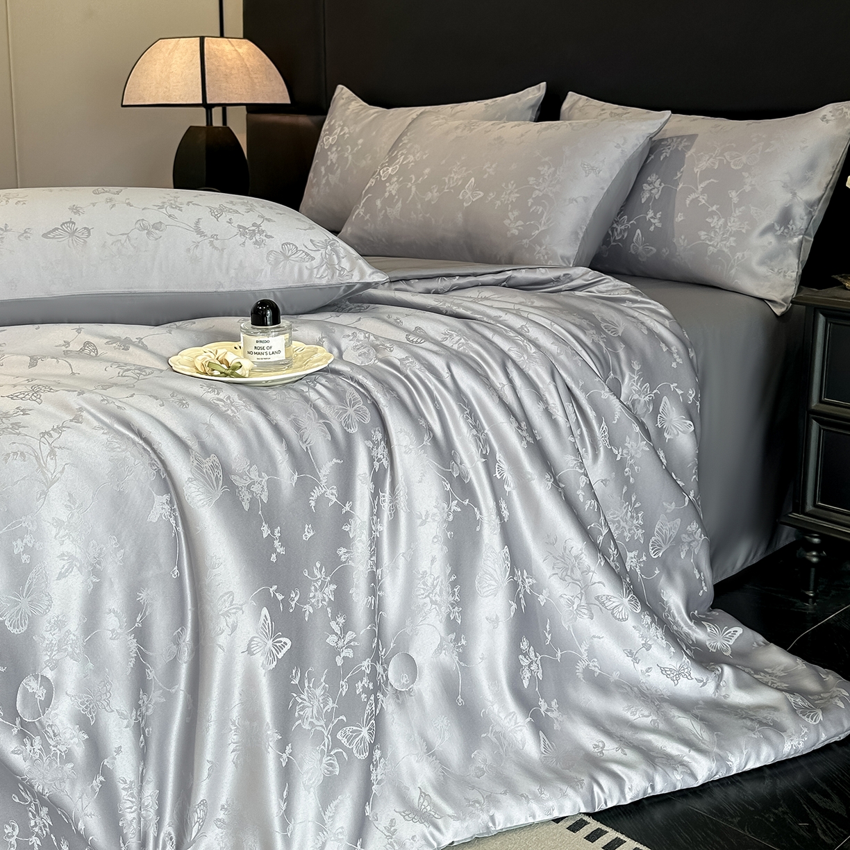 91家纺网 家纺一手货源 找家纺 顺兴家居 2026新款提花水洗真丝夏被空调被四件套 夏被雾中花影-浅灰