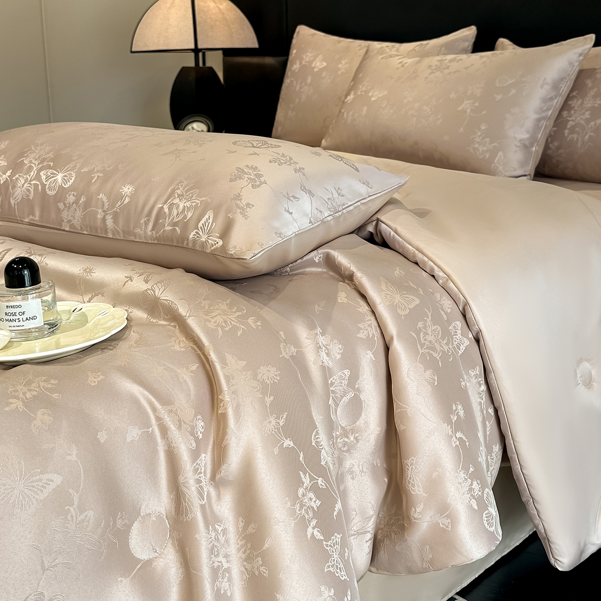 91家纺网 家纺一手货源 找家纺 顺兴家居 2026新款提花水洗真丝夏被空调被四件套 夏被雾中花影-香槟