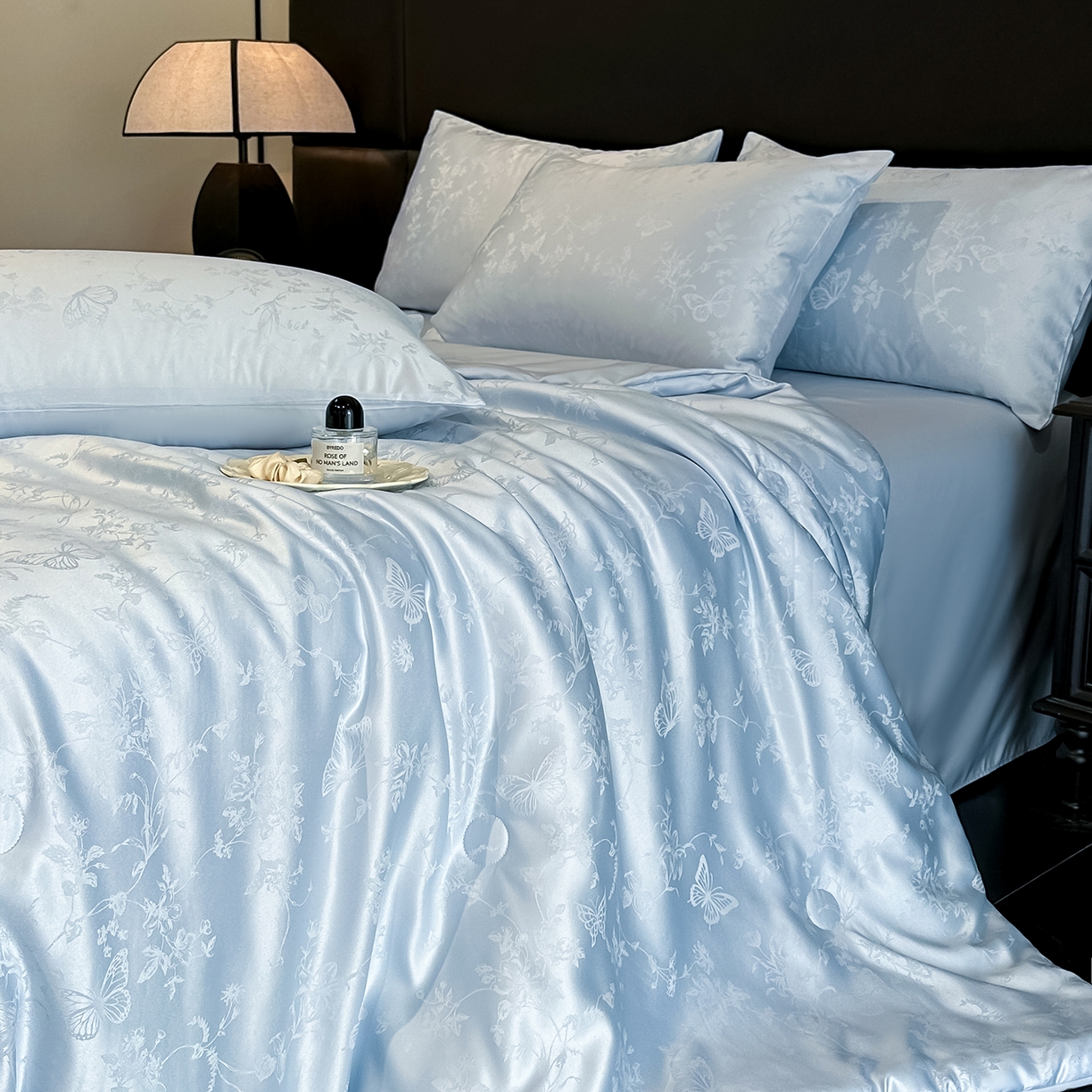 91家纺网 家纺一手货源 找家纺 顺兴家居 2026新款提花水洗真丝夏被空调被四件套 夏被雾中花影-天蓝