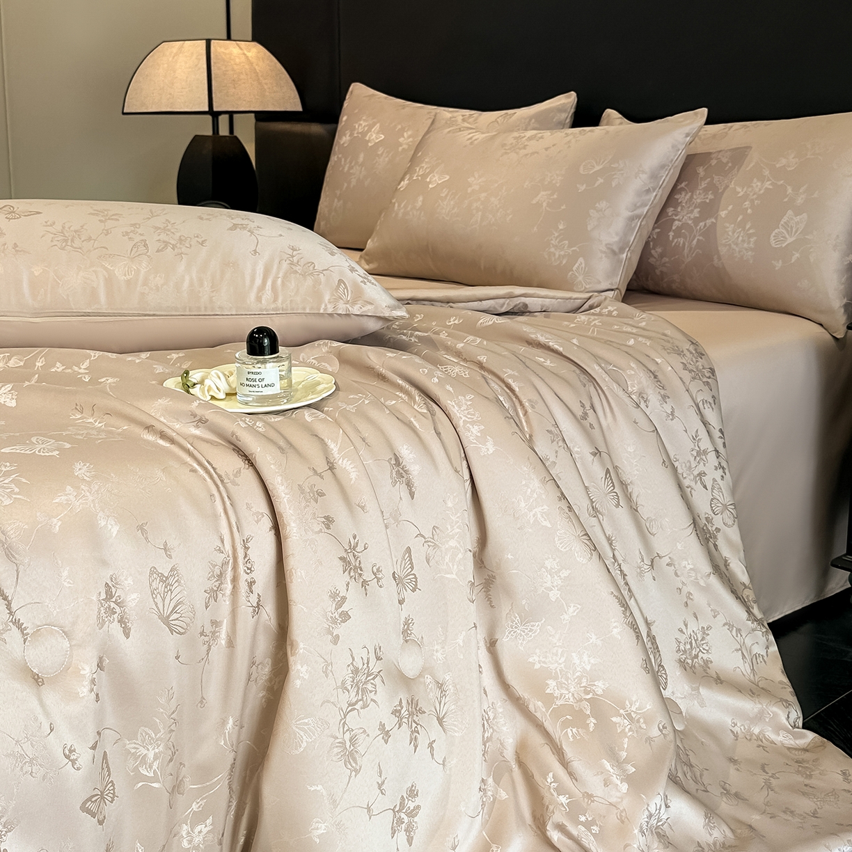 91家纺网 家纺一手货源 找家纺 顺兴家居 2026新款提花水洗真丝夏被空调被四件套 夏被雾中花影-香槟