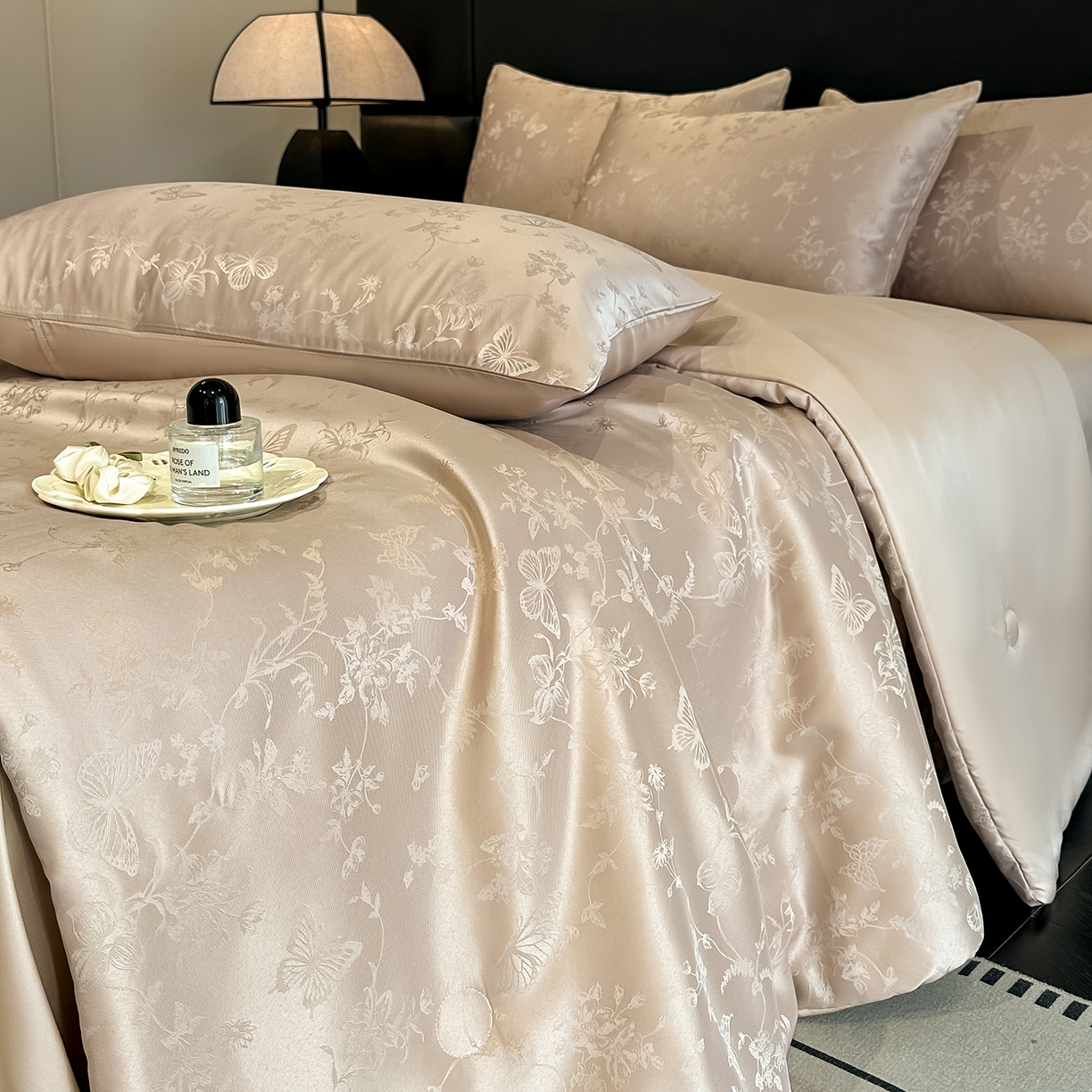 91家纺网 家纺一手货源 找家纺 顺兴家居 2026新款提花水洗真丝夏被空调被四件套 夏被雾中花影-香槟