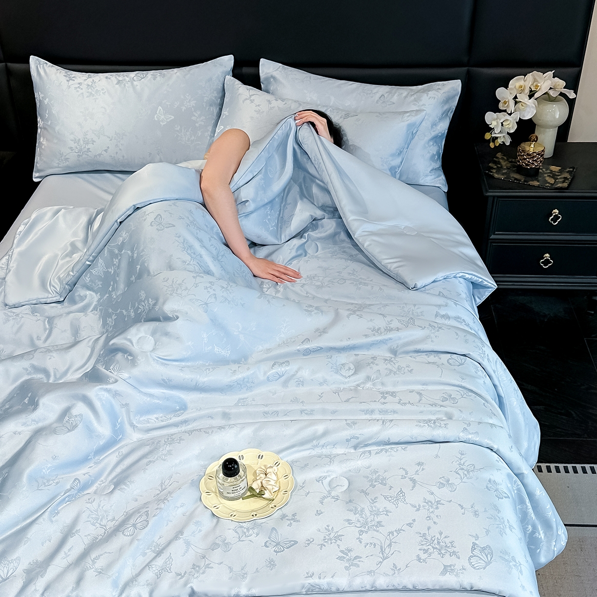 91家纺网 家纺一手货源 找家纺 顺兴家居 2026新款提花水洗真丝夏被空调被四件套 夏被雾中花影-天蓝
