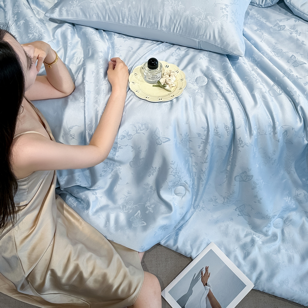 91家纺网 家纺一手货源 找家纺 顺兴家居 2026新款提花水洗真丝夏被空调被四件套 夏被雾中花影-天蓝