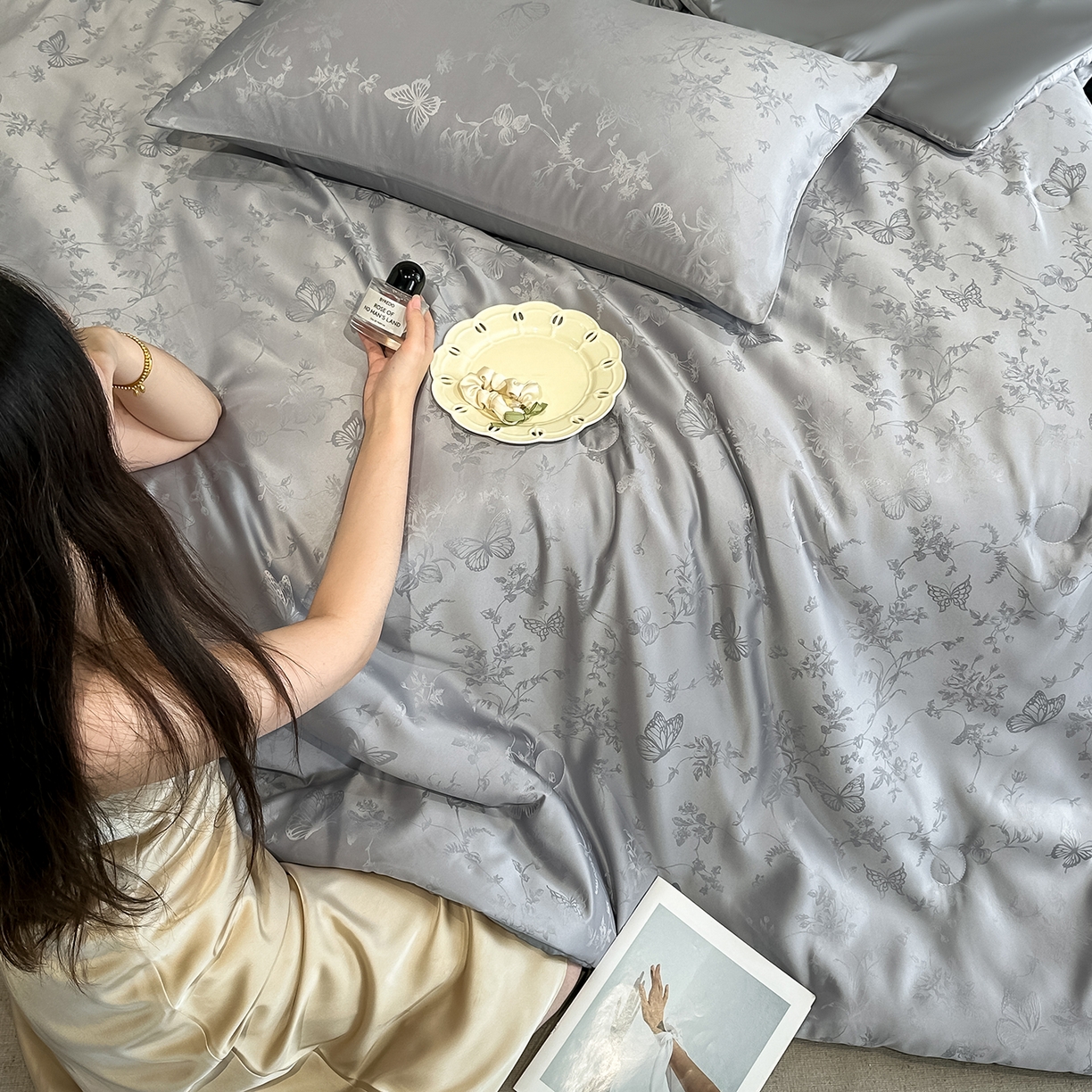 91家纺网 家纺一手货源 找家纺 顺兴家居 2026新款提花水洗真丝夏被空调被四件套 夏被雾中花影-浅灰