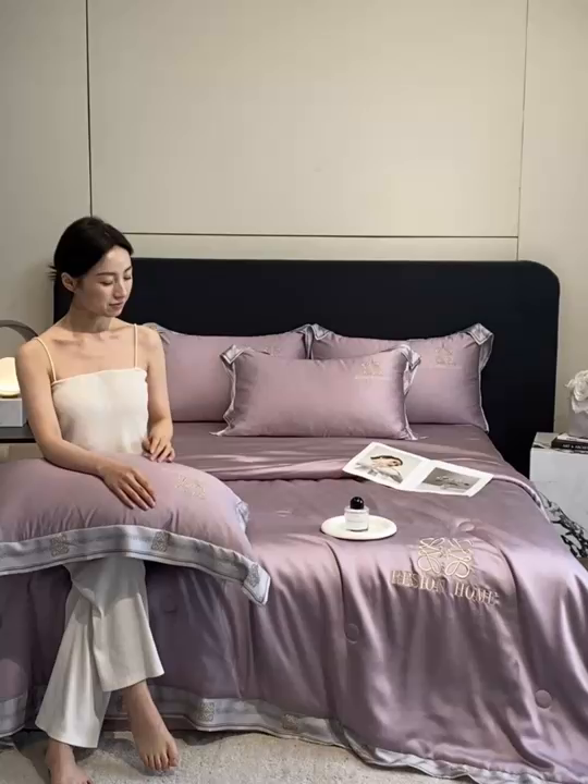 91家纺网 家纺一手货源 找家纺 露梦家纺 2026新款初夏水洗真丝夏被四件套 初夏-木槿紫