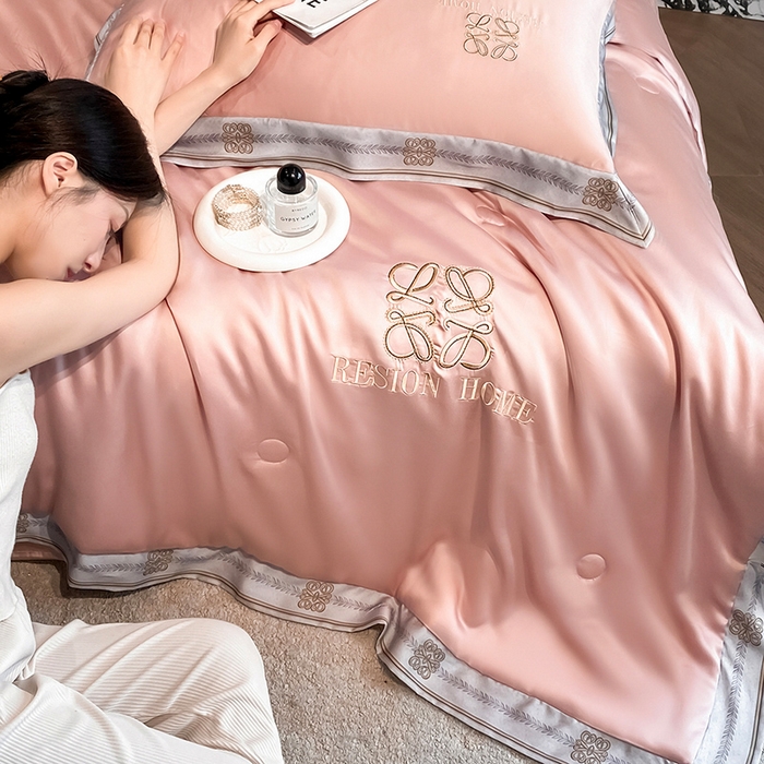 91家纺网 家纺一手货源 找家纺 露梦家纺 2026新款初夏水洗真丝夏被四件套 初夏-胭脂粉