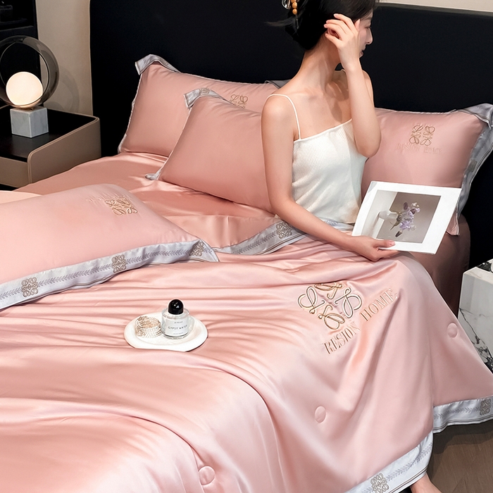 91家纺网 家纺一手货源 找家纺 露梦家纺 2026新款初夏水洗真丝夏被四件套 初夏-胭脂粉