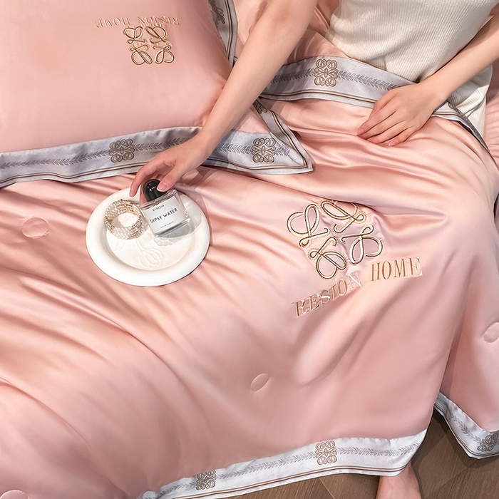 91家纺网 家纺一手货源 找家纺 露梦家纺 2026新款初夏水洗真丝夏被四件套 初夏-胭脂粉