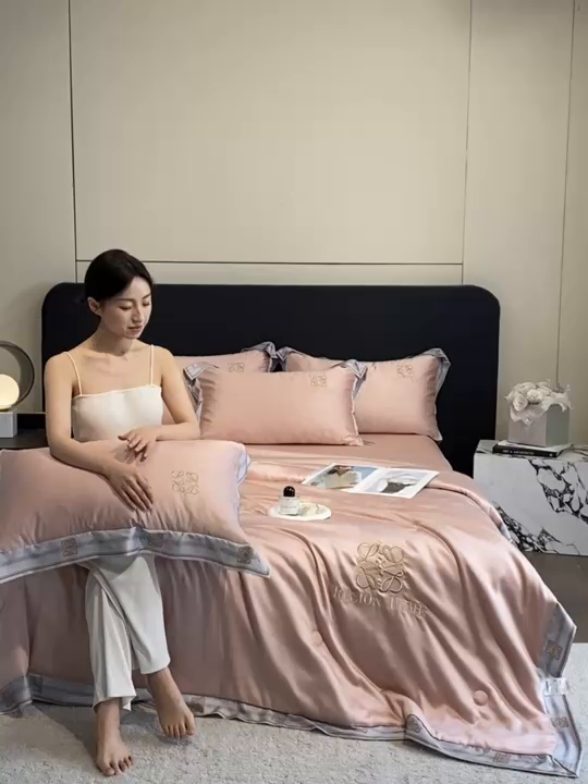91家纺网 家纺一手货源 找家纺 露梦家纺 2026新款初夏水洗真丝夏被四件套 初夏-胭脂粉