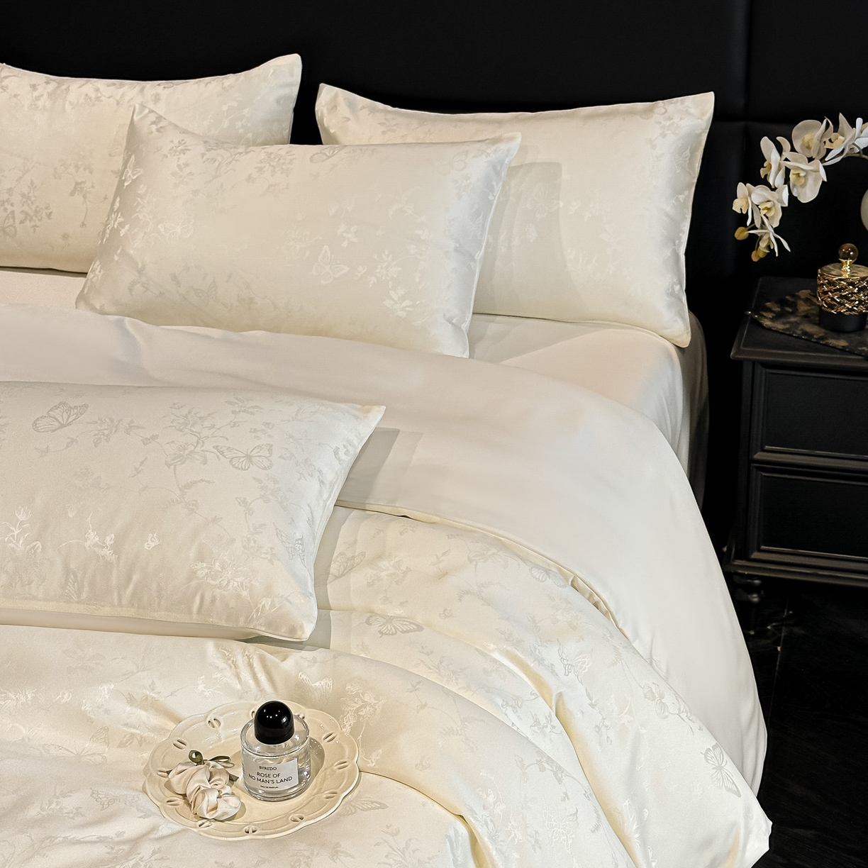 91家纺网 家纺一手货源 找家纺 顺兴家居 2026新款提花水洗真丝四件套 雾中花影-米白