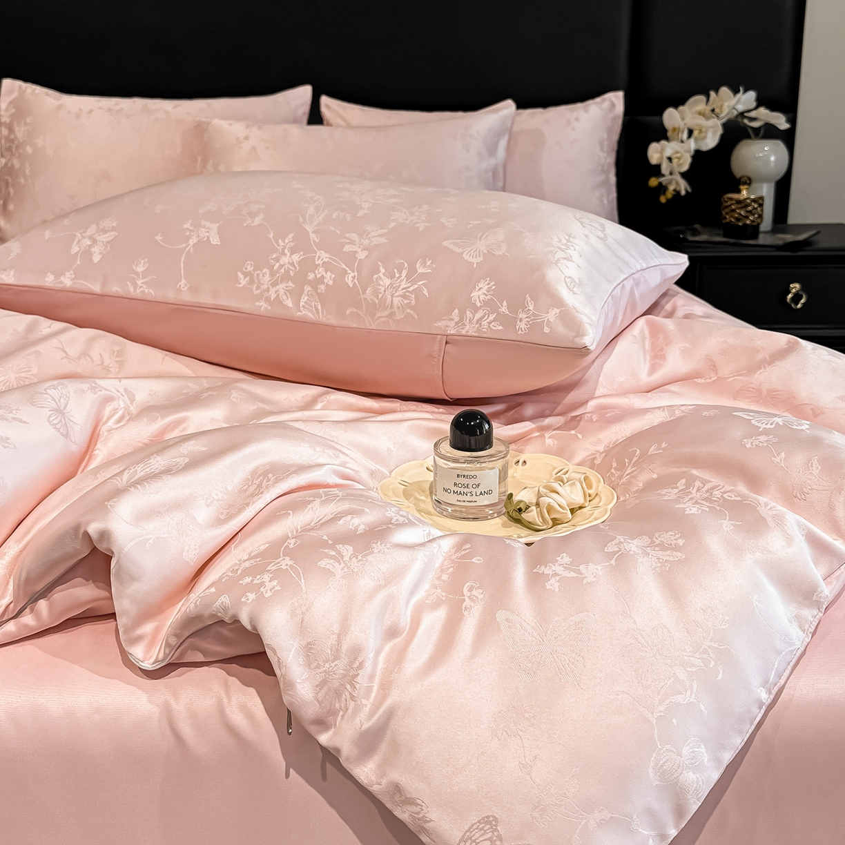 91家纺网 家纺一手货源 找家纺 顺兴家居 2026新款提花水洗真丝四件套 雾中花影-粉玉