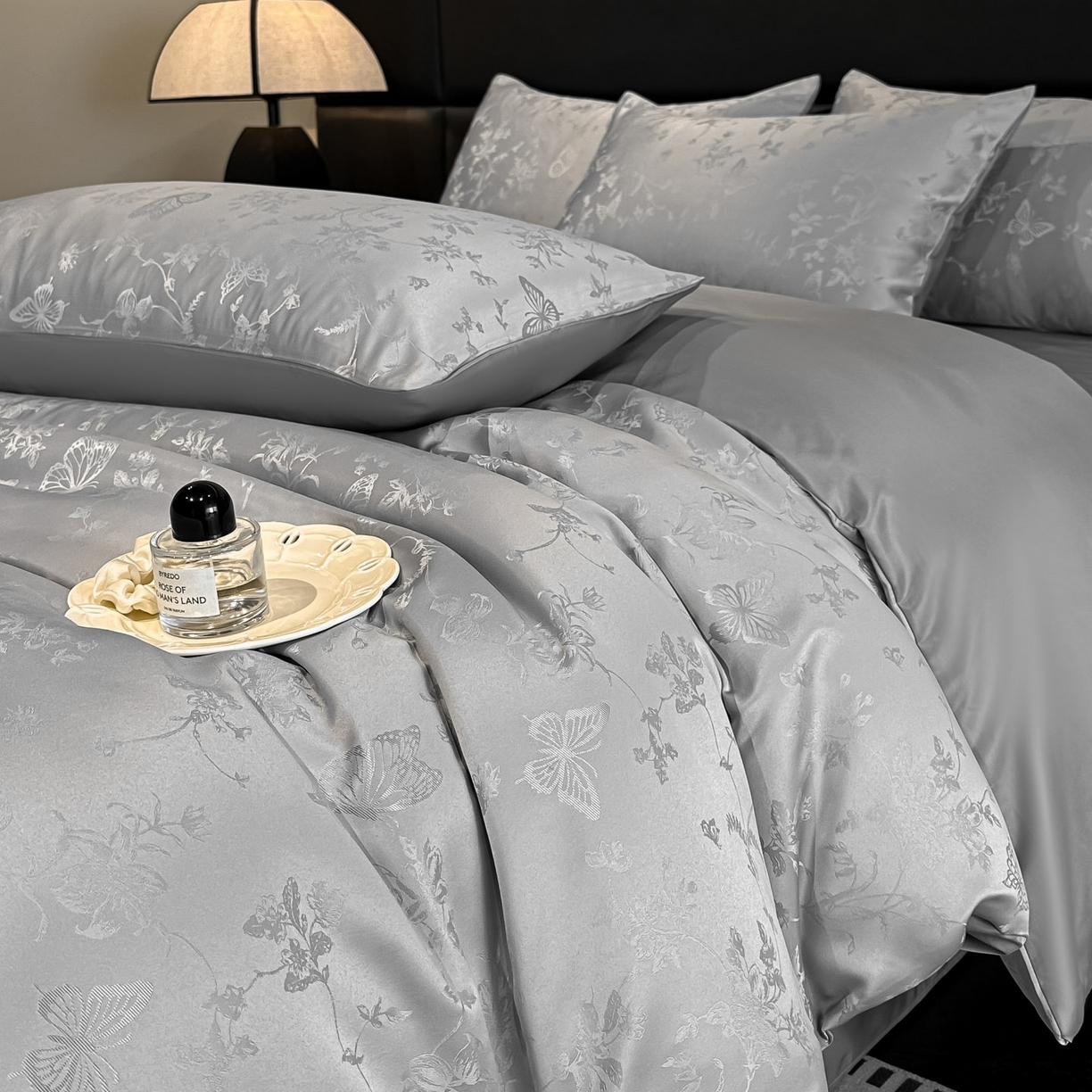 91家纺网 家纺一手货源 找家纺 顺兴家居 2026新款提花水洗真丝四件套 雾中花影-浅灰