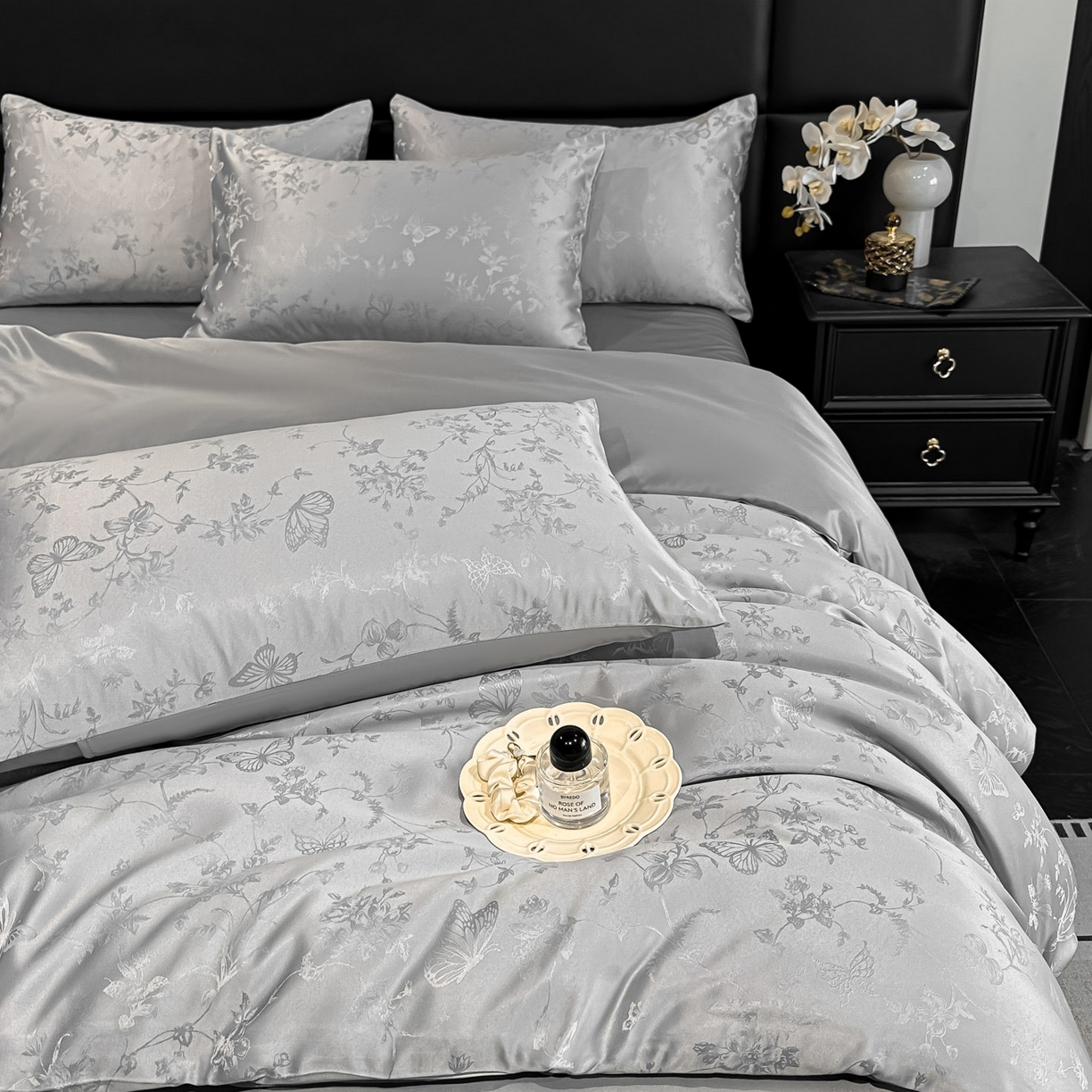 91家纺网 家纺一手货源 找家纺 顺兴家居 2026新款提花水洗真丝四件套 雾中花影-浅灰