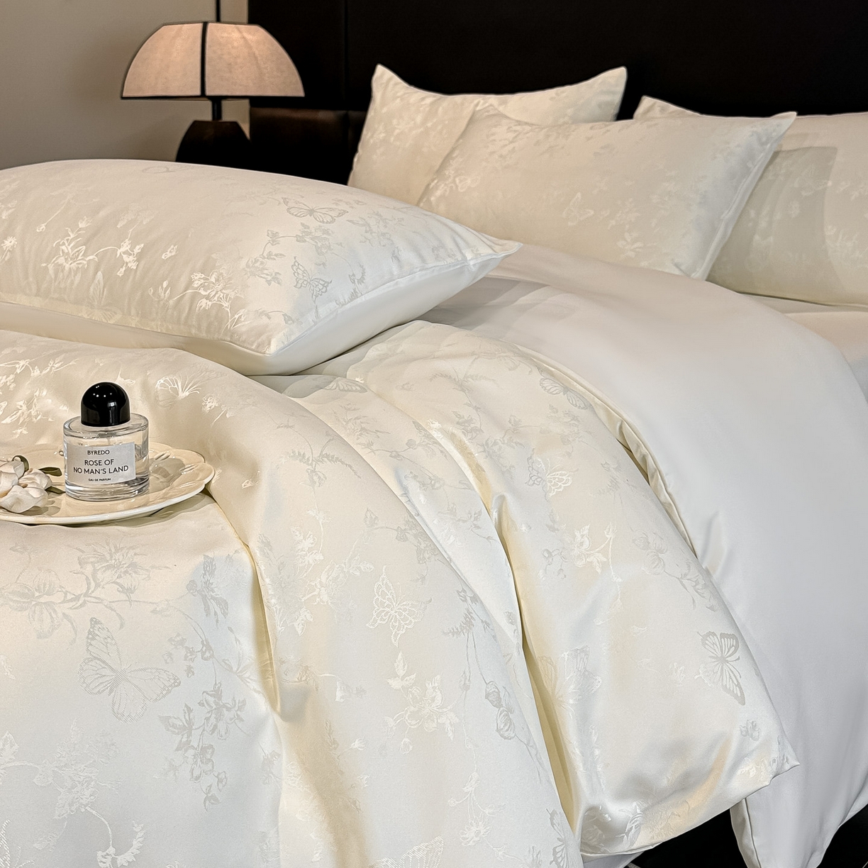 91家纺网 家纺一手货源 找家纺 顺兴家居 2026新款提花水洗真丝四件套 雾中花影-米白