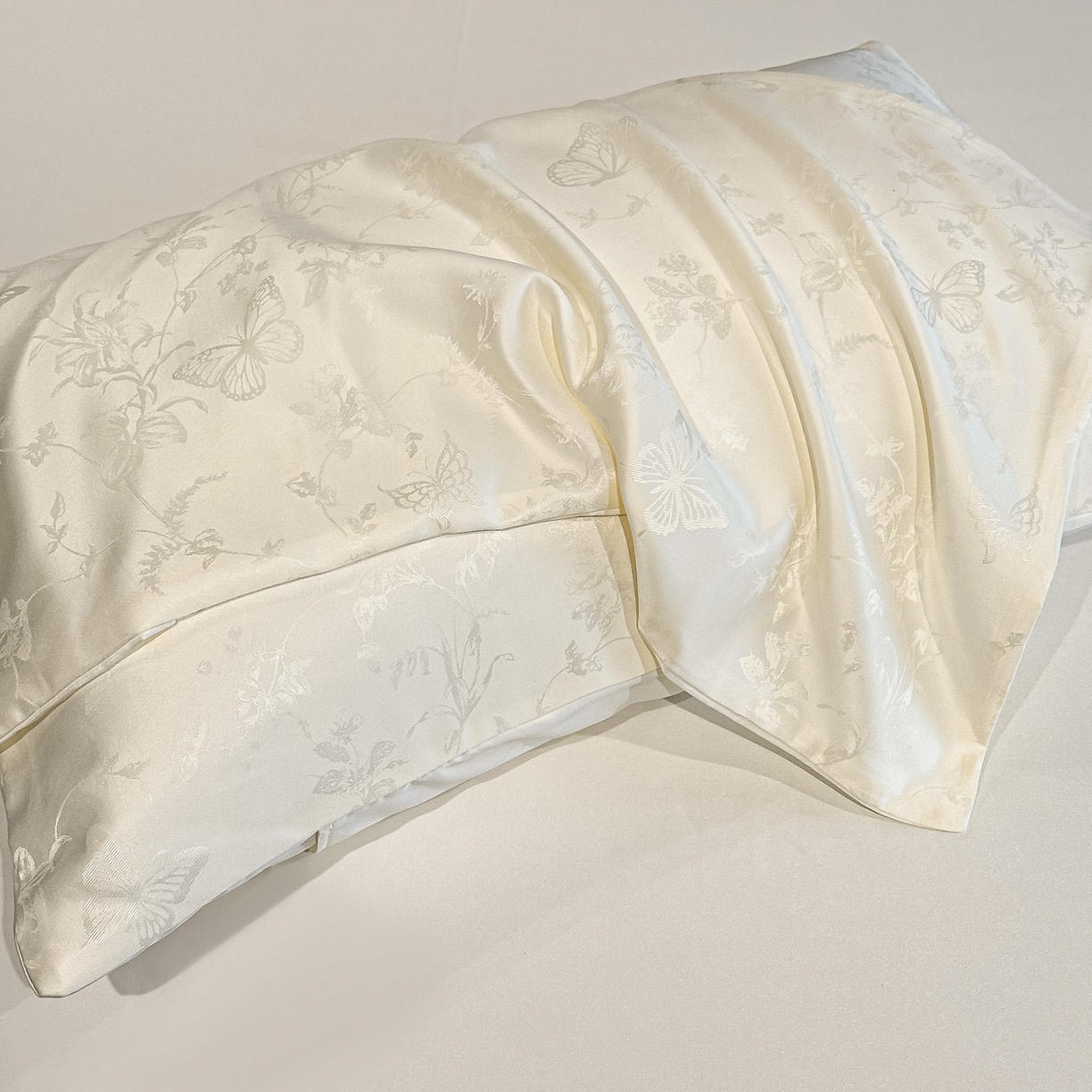 91家纺网 家纺一手货源 找家纺 顺兴家居 2026新款提花水洗真丝四件套 雾中花影-米白