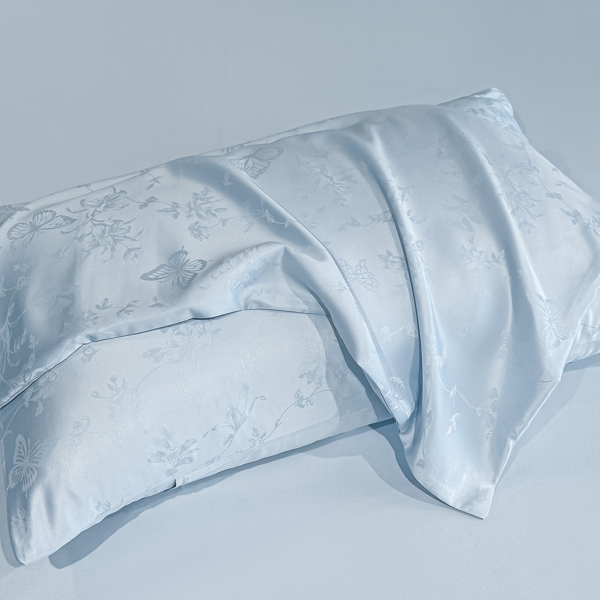 91家纺网 家纺一手货源 找家纺 顺兴家居 2026新款提花水洗真丝四件套 雾中花影-天蓝