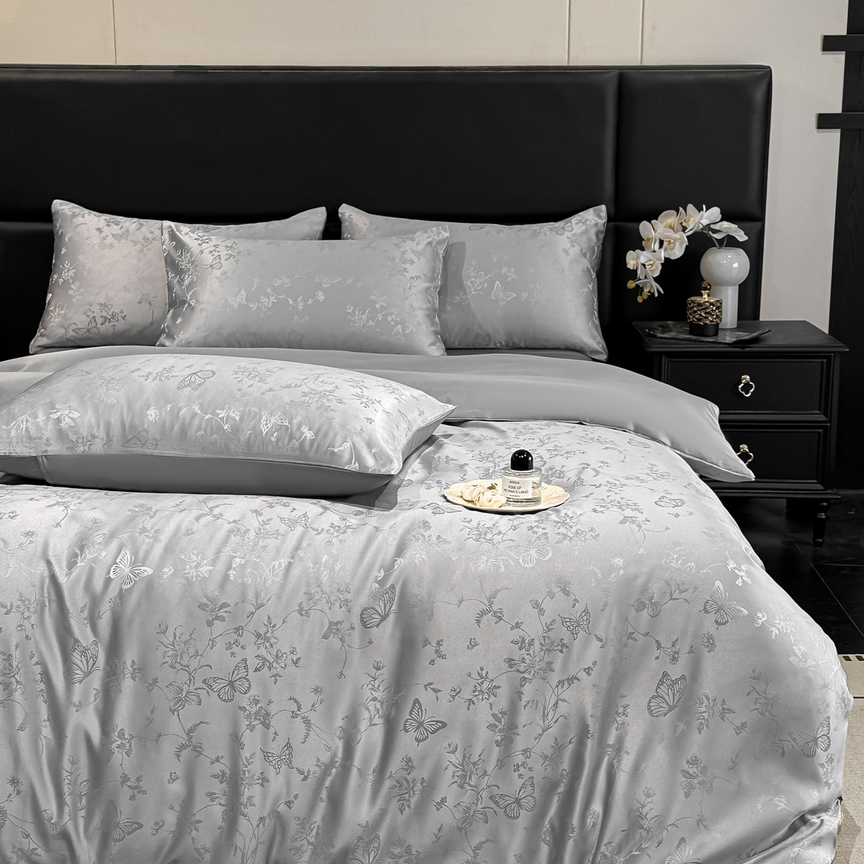 91家纺网 家纺一手货源 找家纺 顺兴家居 2026新款提花水洗真丝四件套 雾中花影-浅灰