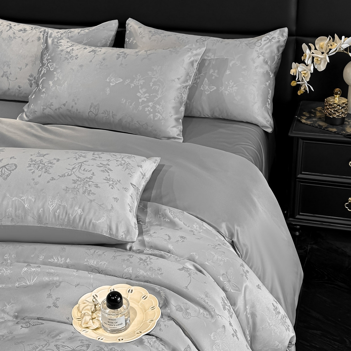 91家纺网 家纺一手货源 找家纺 顺兴家居 2026新款提花水洗真丝四件套 雾中花影-浅灰