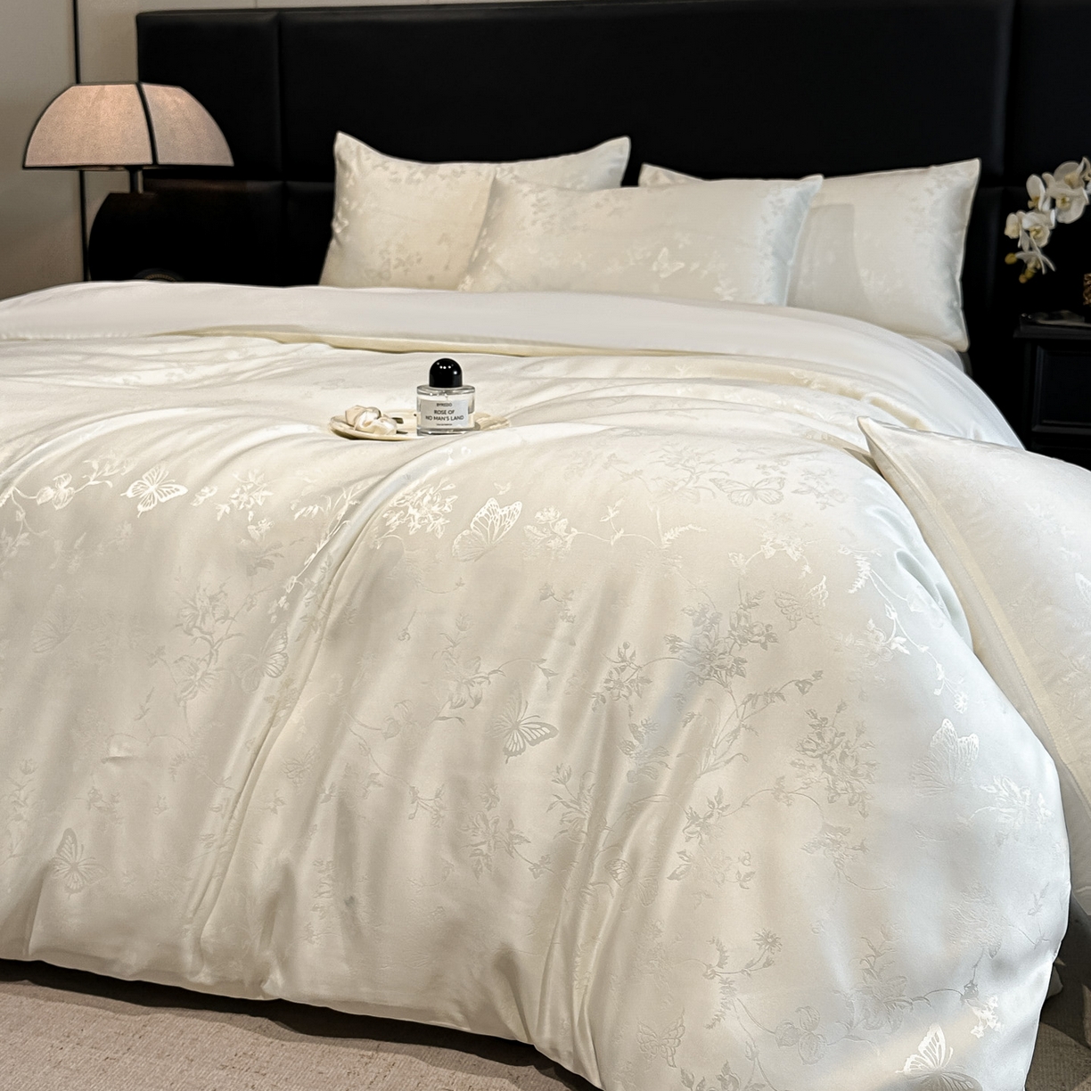 91家纺网 家纺一手货源 找家纺 顺兴家居 2026新款提花水洗真丝四件套 雾中花影-米白