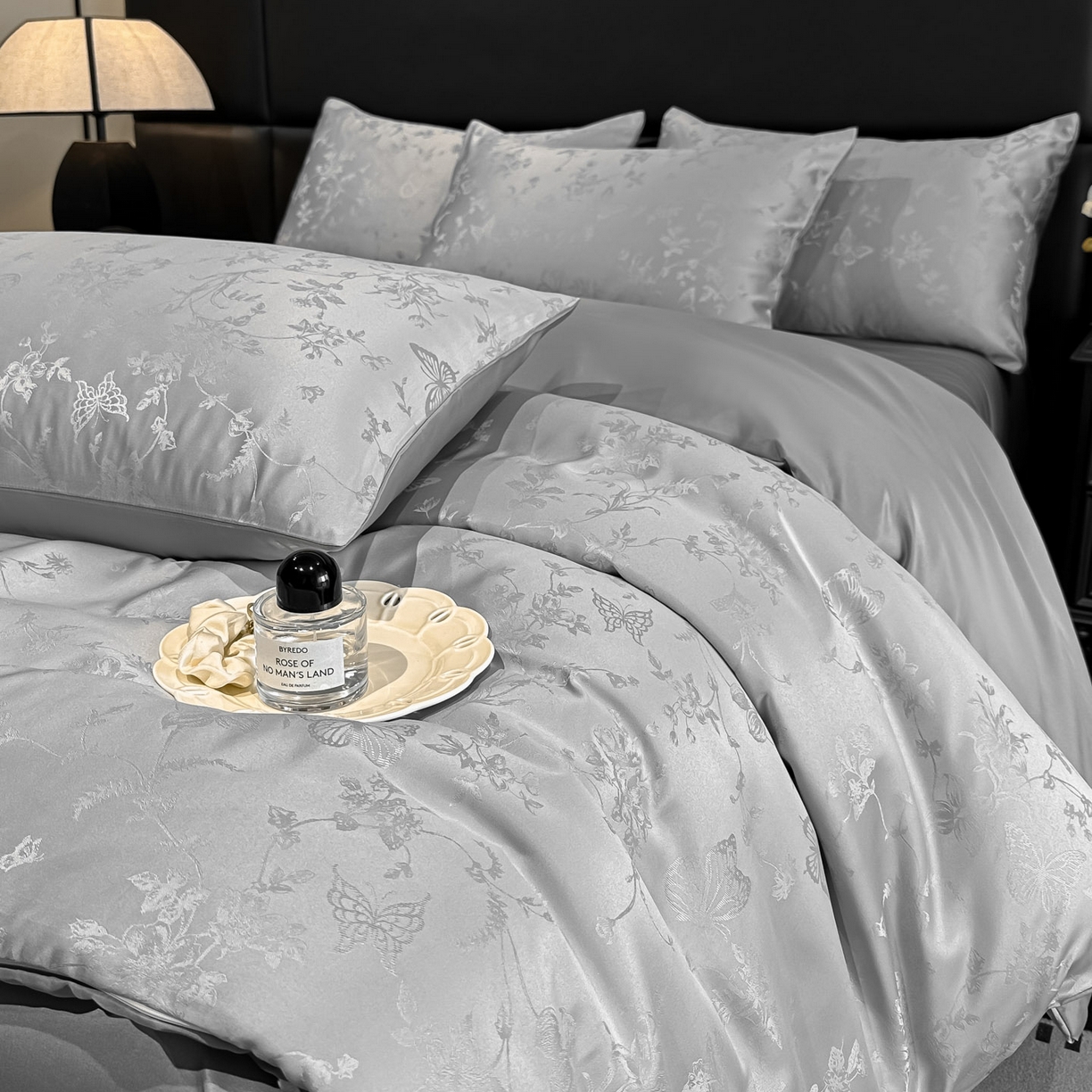 91家纺网 家纺一手货源 找家纺 顺兴家居 2026新款提花水洗真丝四件套 雾中花影-浅灰