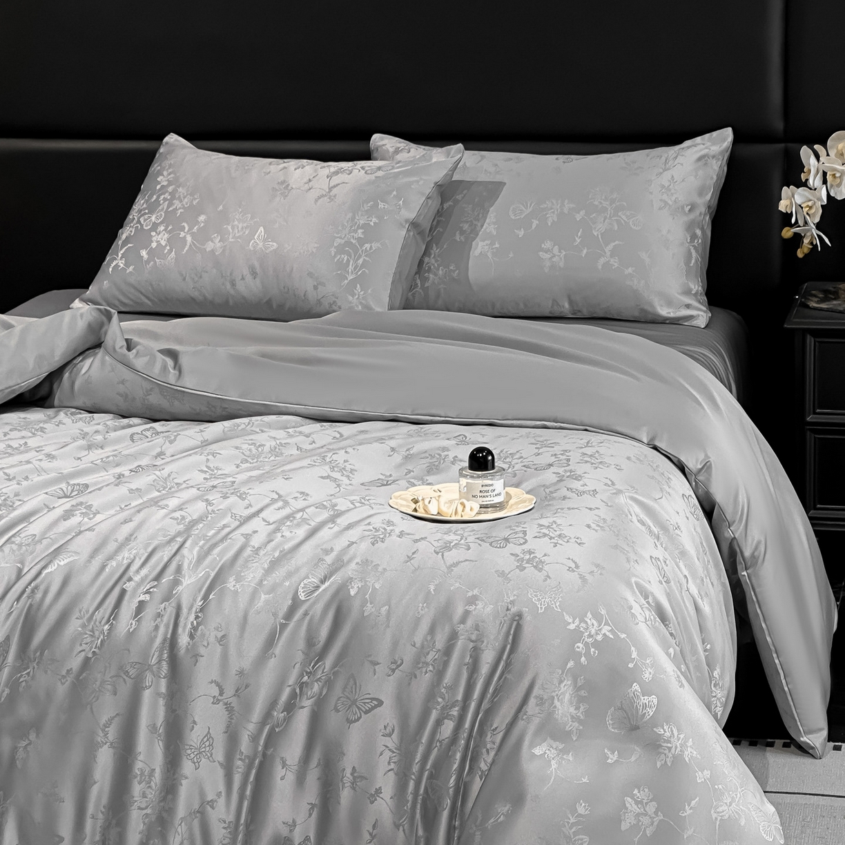 91家纺网 家纺一手货源 找家纺 顺兴家居 2026新款提花水洗真丝四件套 雾中花影-浅灰