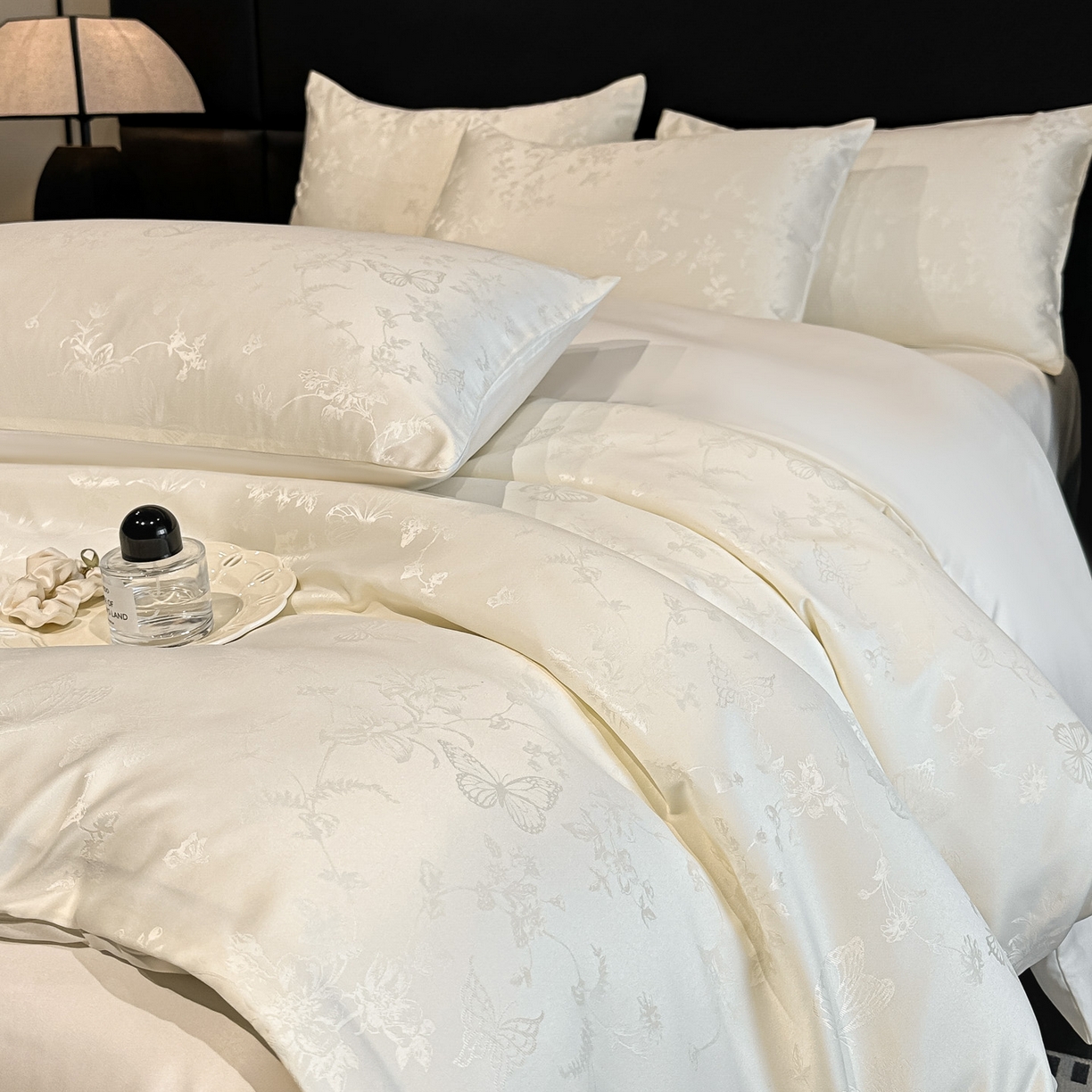 91家纺网 家纺一手货源 找家纺 顺兴家居 2026新款提花水洗真丝四件套 雾中花影-米白