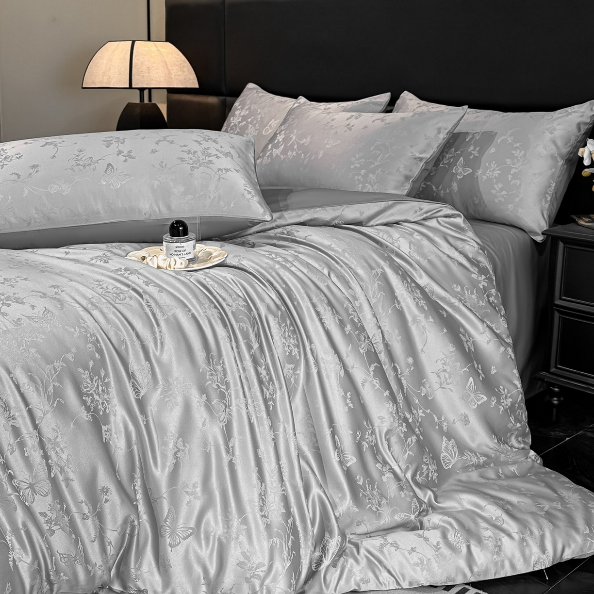 91家纺网 家纺一手货源 找家纺 顺兴家居 2026新款提花水洗真丝四件套 雾中花影-浅灰