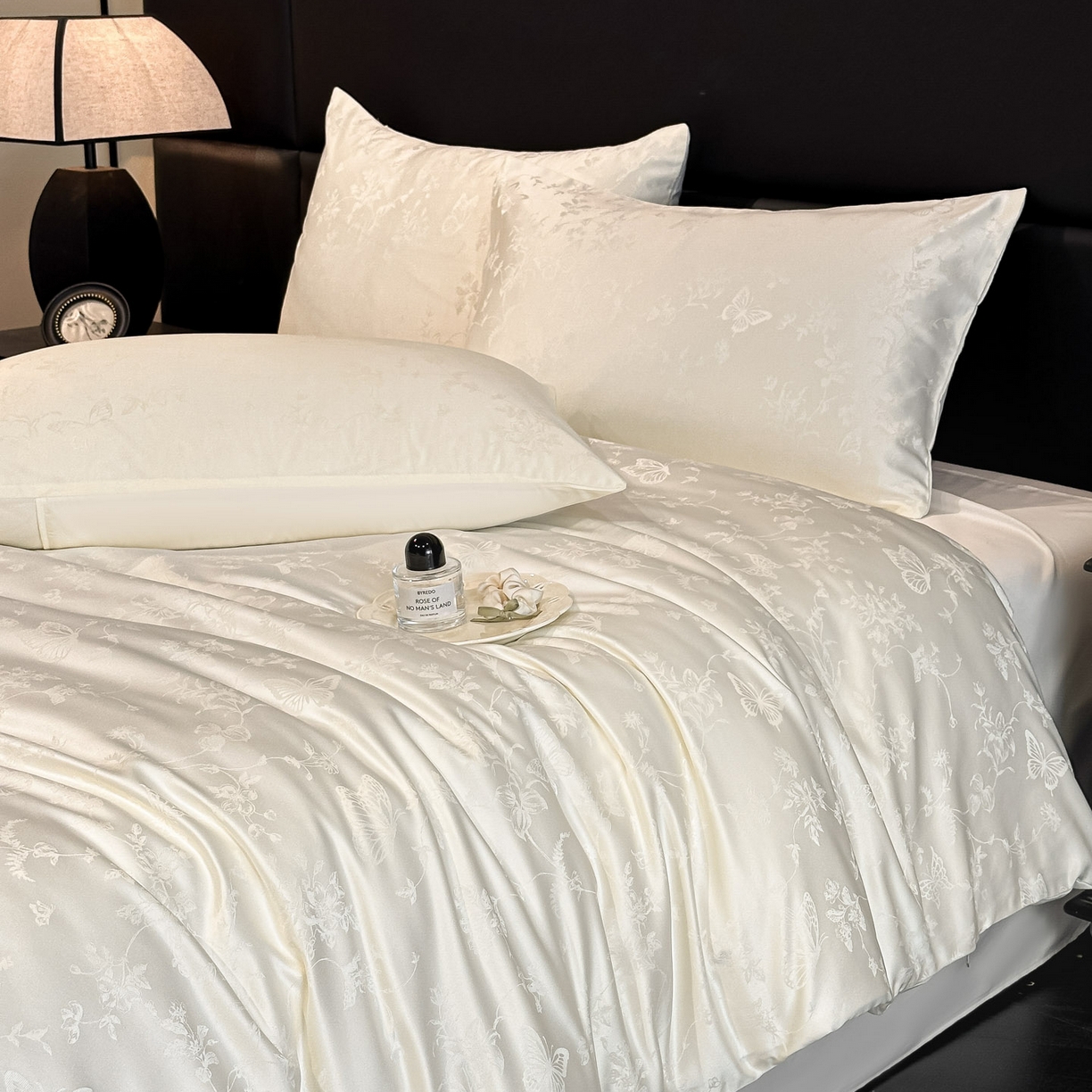 91家纺网 家纺一手货源 找家纺 顺兴家居 2026新款提花水洗真丝四件套 雾中花影-米白