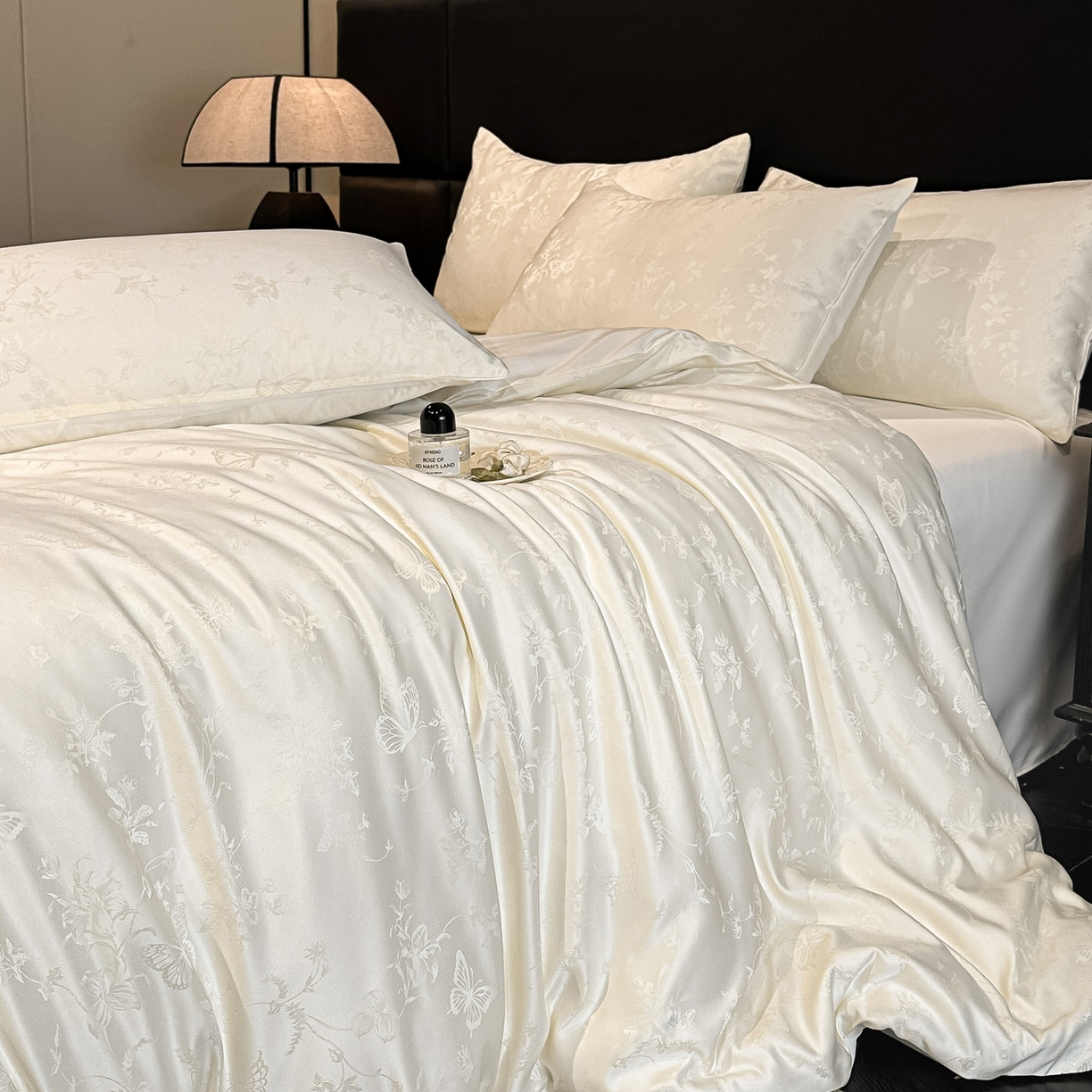 91家纺网 家纺一手货源 找家纺 顺兴家居 2026新款提花水洗真丝四件套 雾中花影-米白