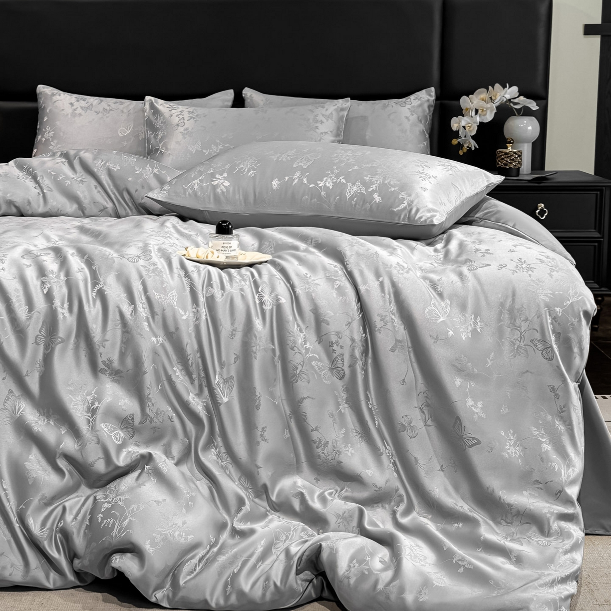 91家纺网 家纺一手货源 找家纺 顺兴家居 2026新款提花水洗真丝四件套 雾中花影-浅灰