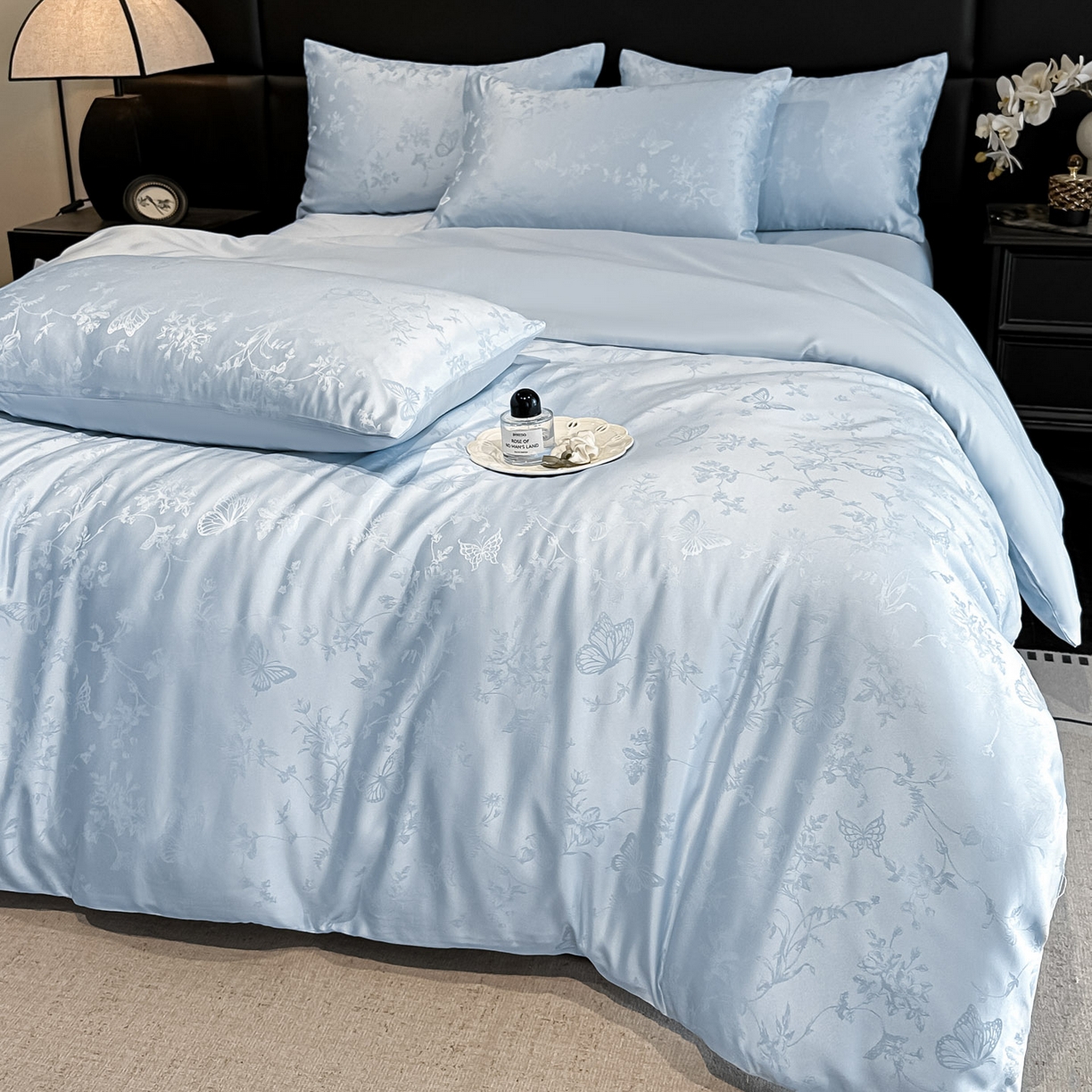 91家纺网 家纺一手货源 找家纺 顺兴家居 2026新款提花水洗真丝四件套 雾中花影-天蓝