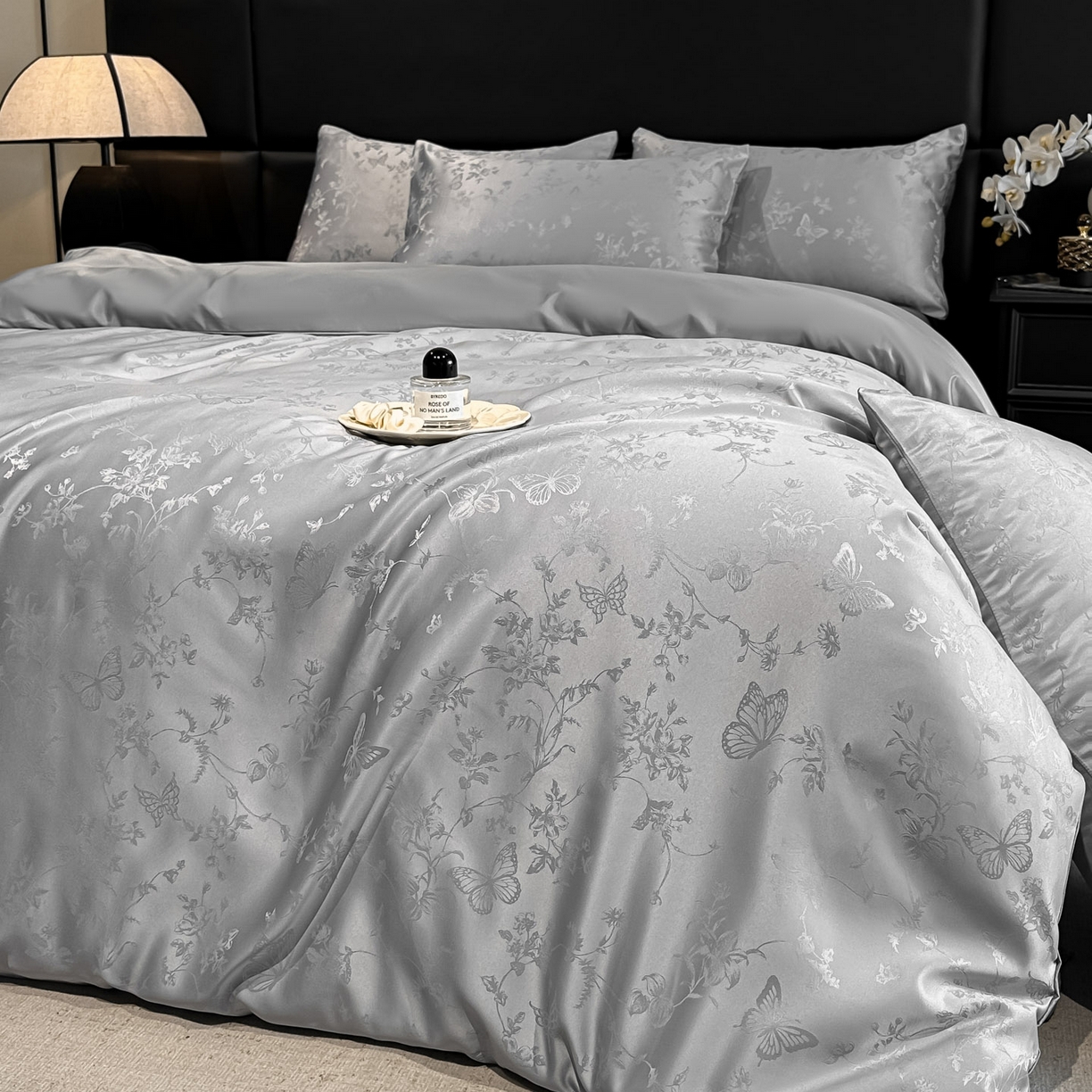 91家纺网 家纺一手货源 找家纺 顺兴家居 2026新款提花水洗真丝四件套 雾中花影-浅灰