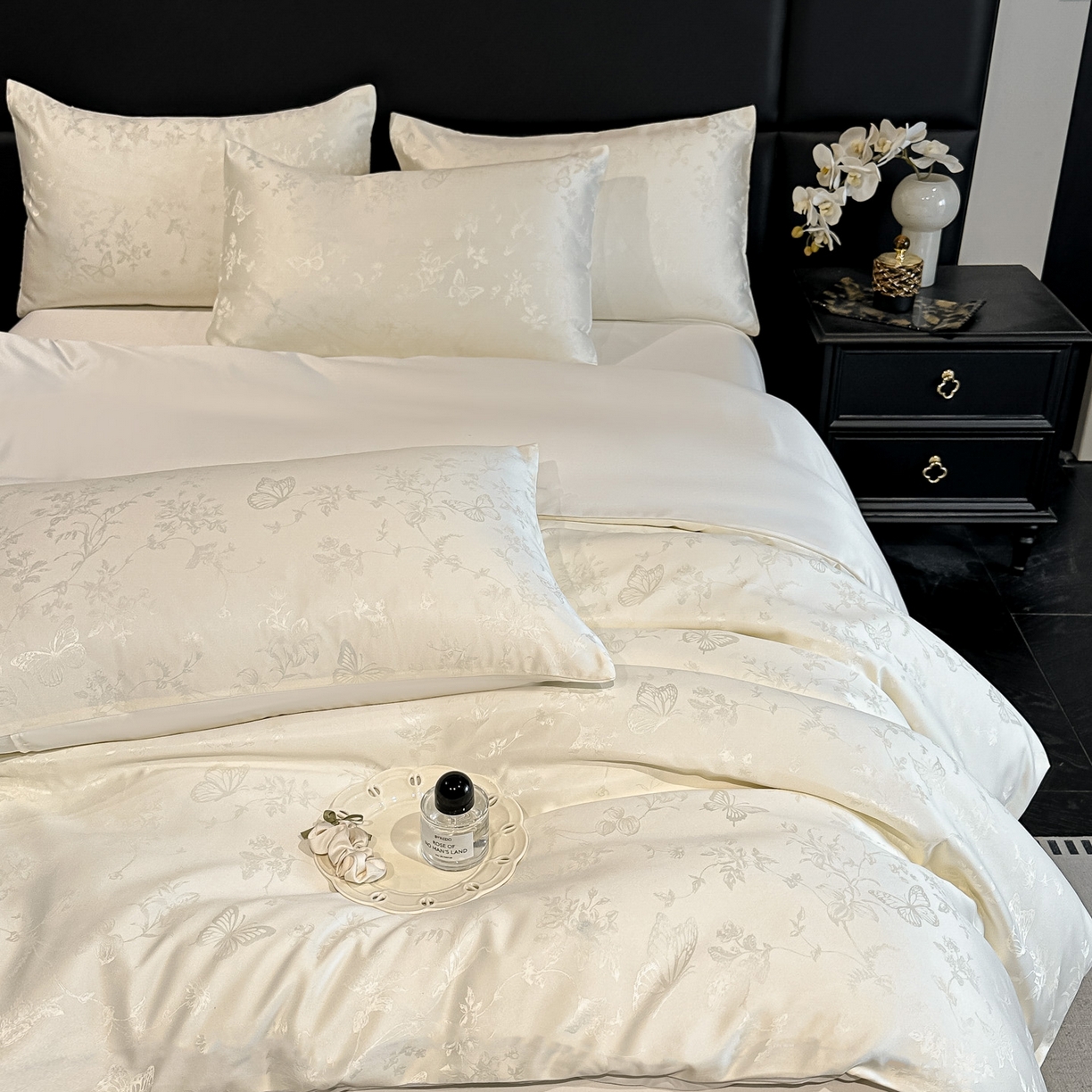 91家纺网 家纺一手货源 找家纺 顺兴家居 2026新款提花水洗真丝四件套 雾中花影-米白