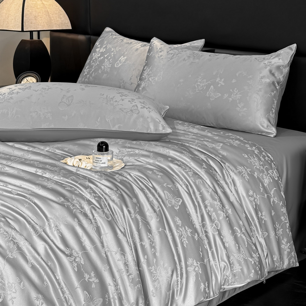 91家纺网 家纺一手货源 找家纺 顺兴家居 2026新款提花水洗真丝四件套 雾中花影-浅灰