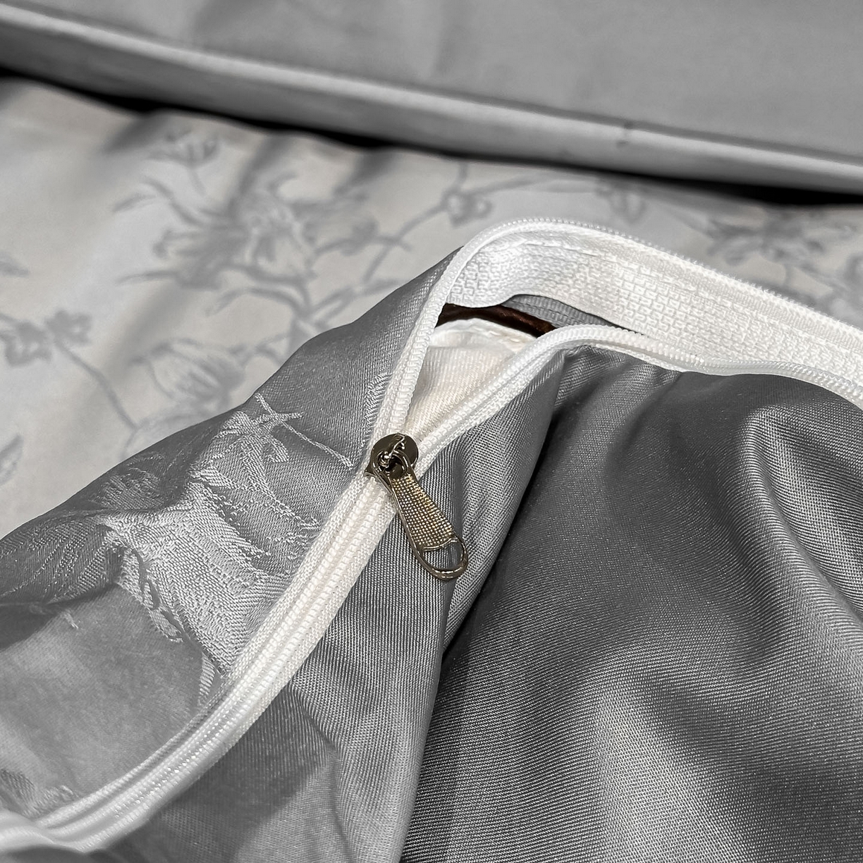 91家纺网 家纺一手货源 找家纺 顺兴家居 2026新款提花水洗真丝四件套 雾中花影-浅灰