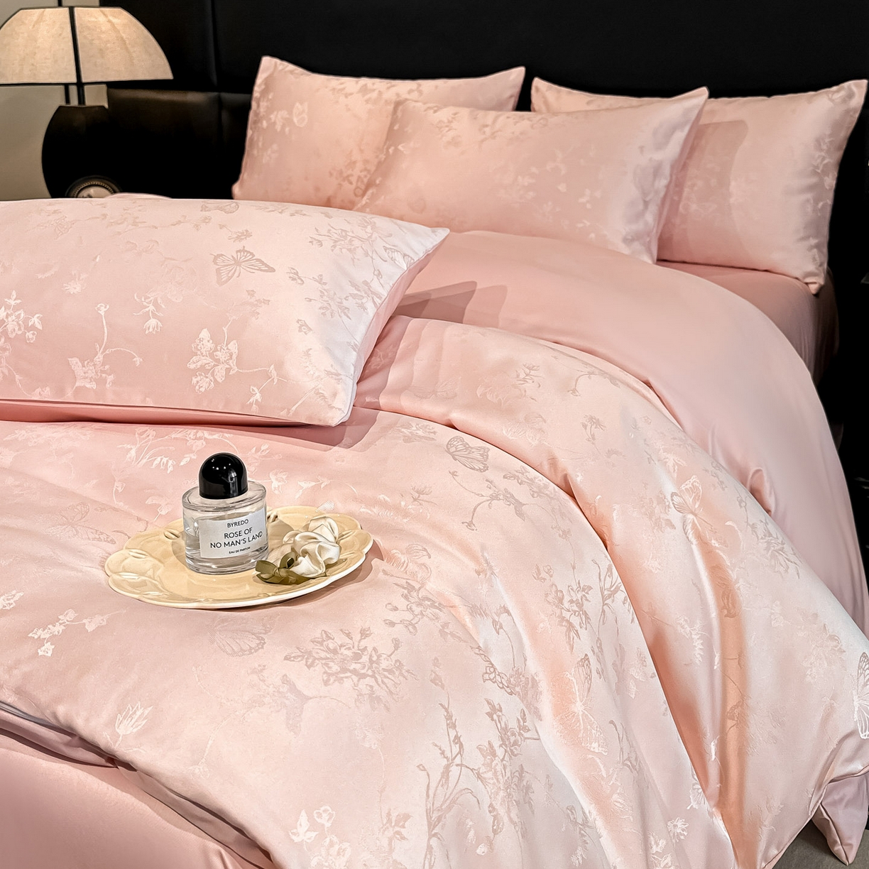 91家纺网 家纺一手货源 找家纺 顺兴家居 2026新款提花水洗真丝四件套 雾中花影-粉玉