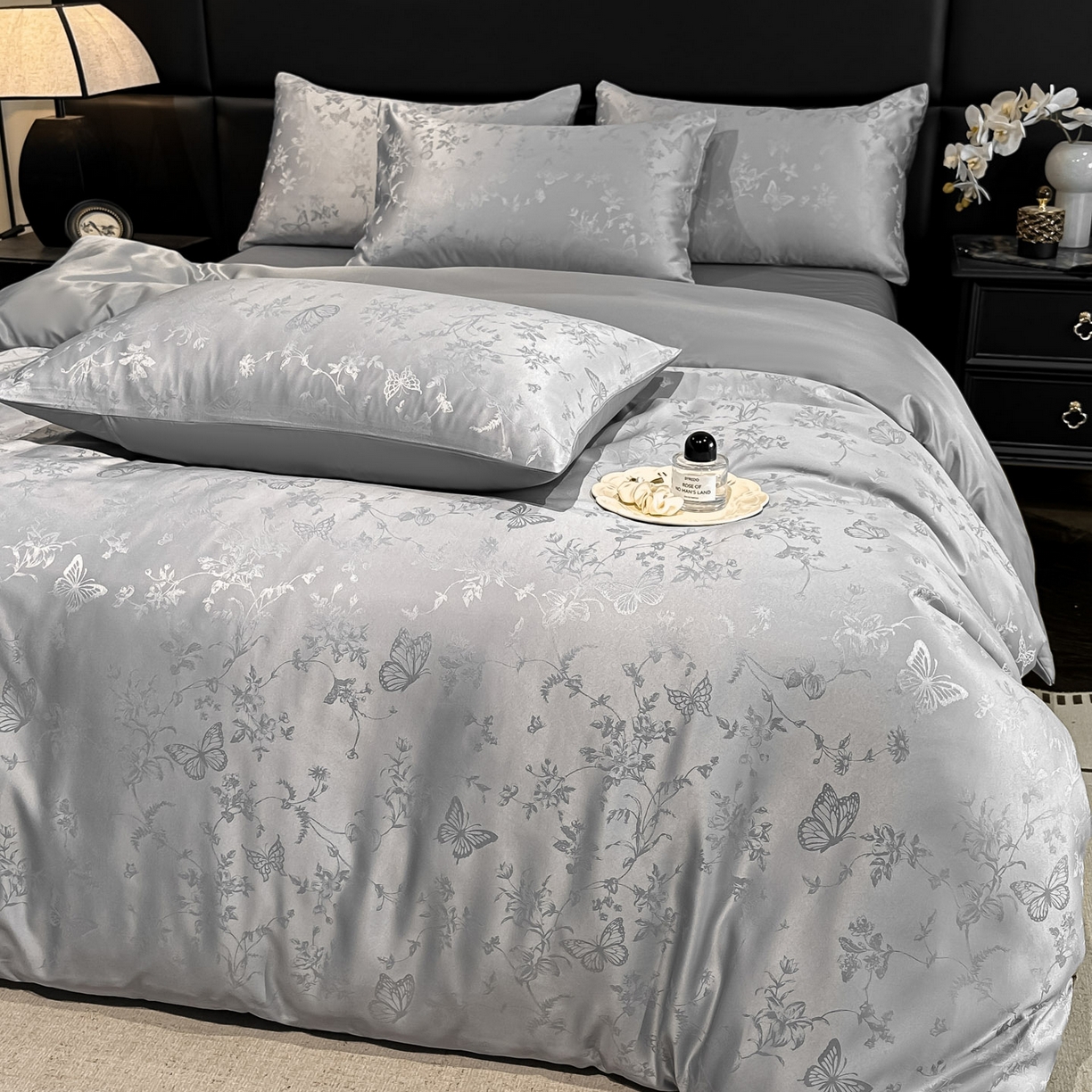 91家纺网 家纺一手货源 找家纺 顺兴家居 2026新款提花水洗真丝四件套 雾中花影-浅灰