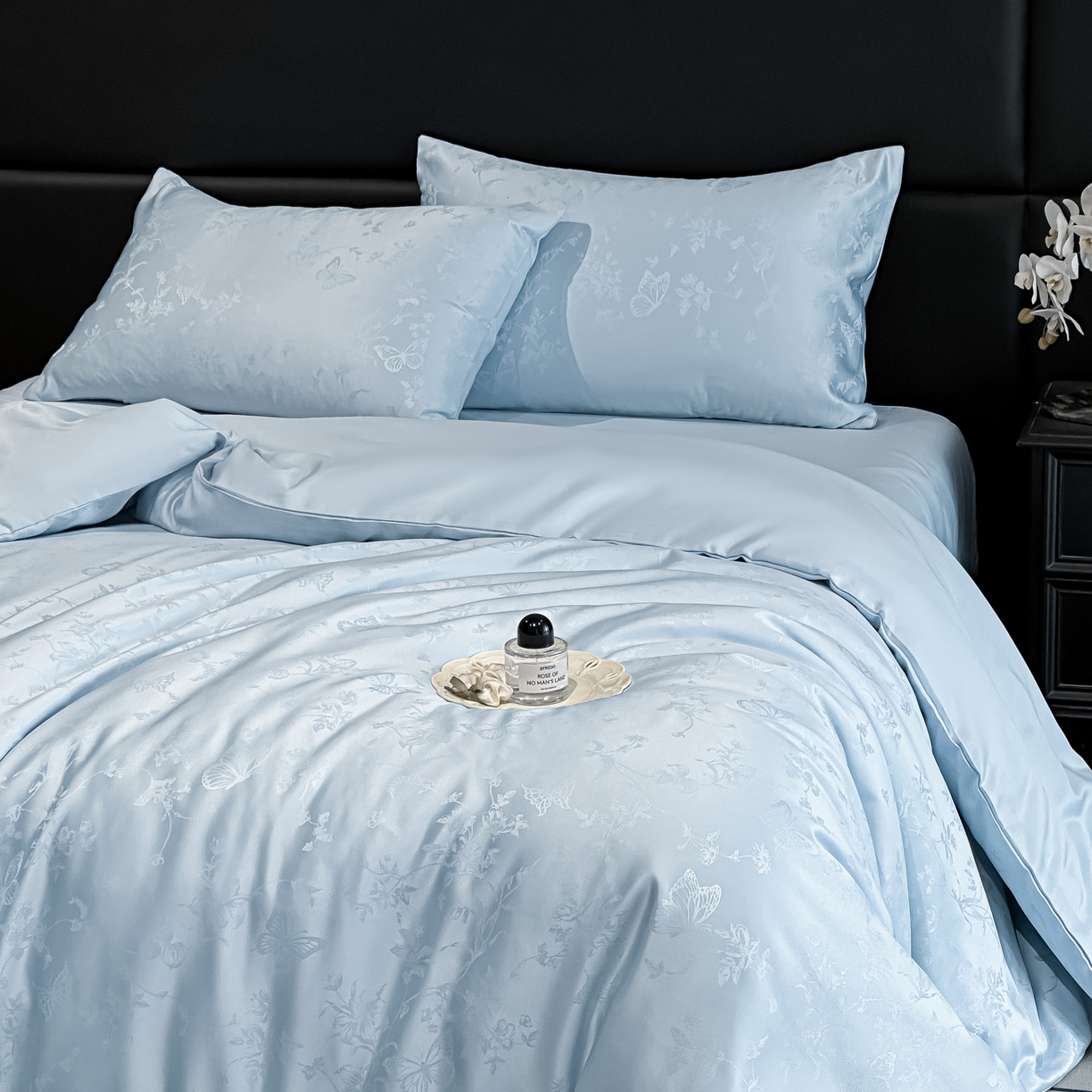 91家纺网 家纺一手货源 找家纺 顺兴家居 2026新款提花水洗真丝四件套 雾中花影-天蓝