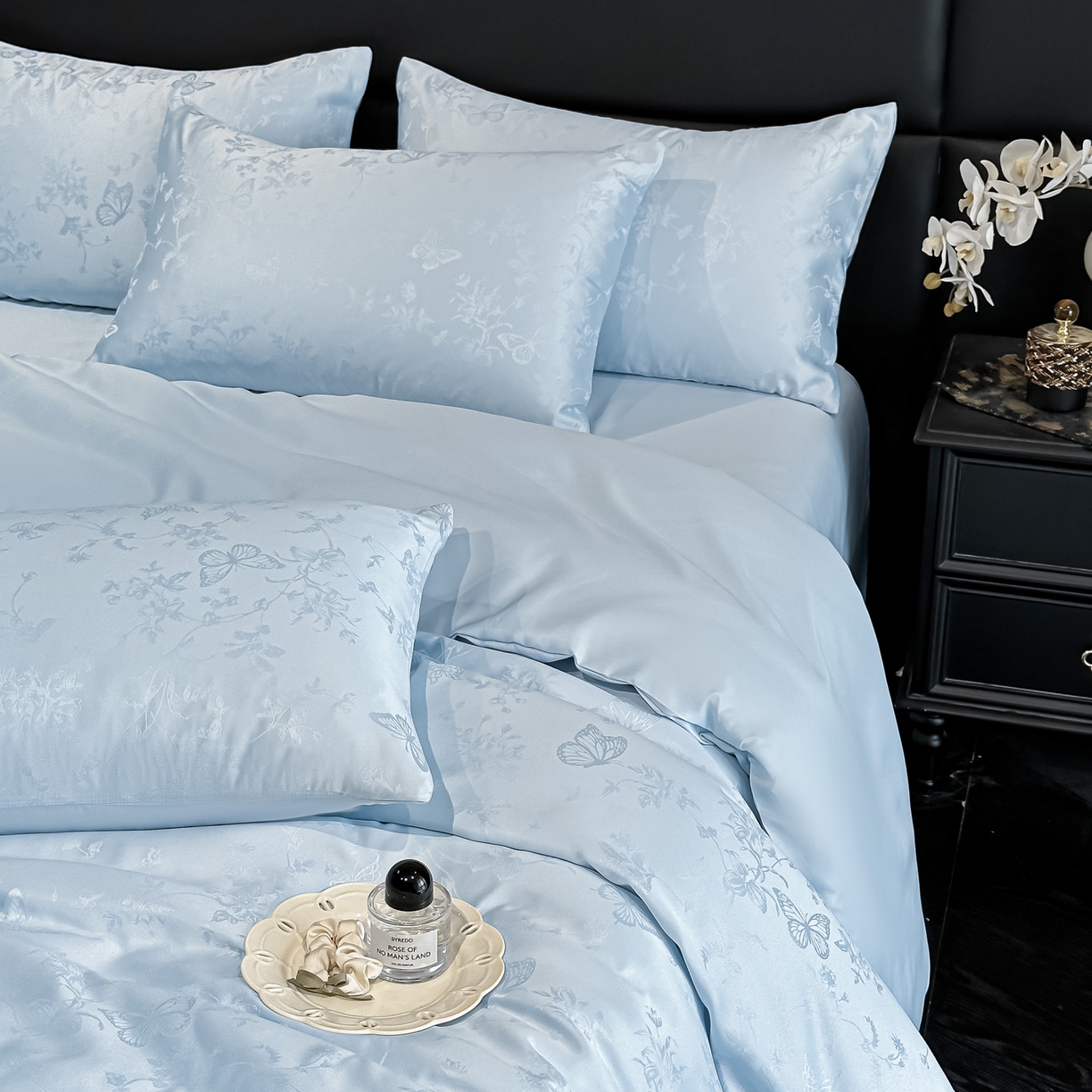 91家纺网 家纺一手货源 找家纺 顺兴家居 2026新款提花水洗真丝四件套 雾中花影-天蓝