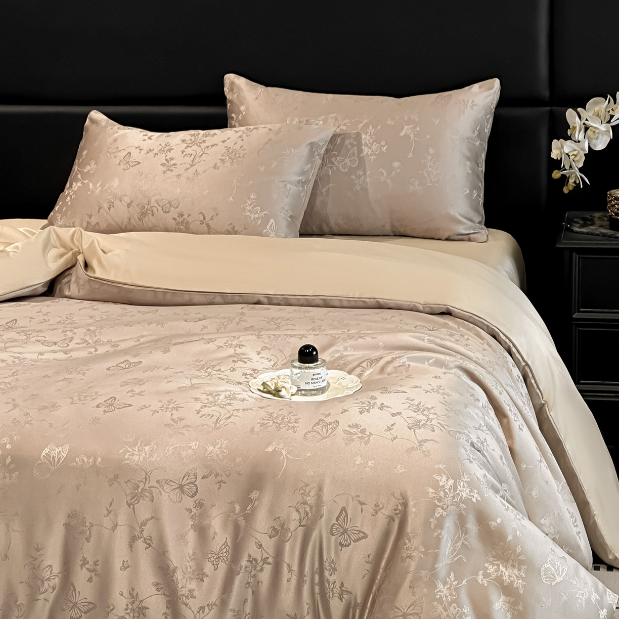 91家纺网 家纺一手货源 找家纺 顺兴家居 2026新款提花水洗真丝四件套 雾中花影-香槟